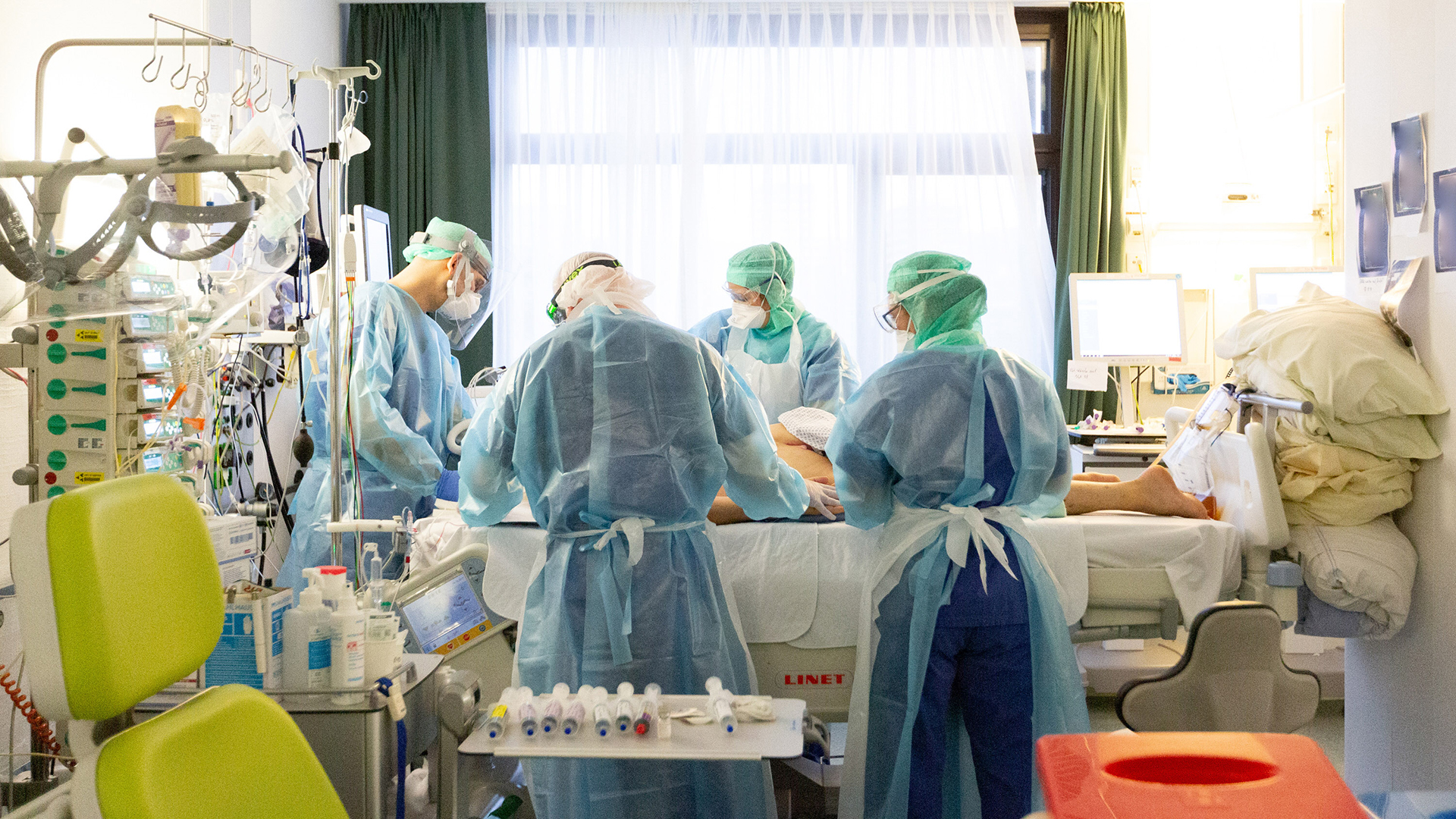 Ein an Covid-19 Erkrankter wird in einer Intensivstation im Uniklinikum in Tübingen behandelt. | dpa