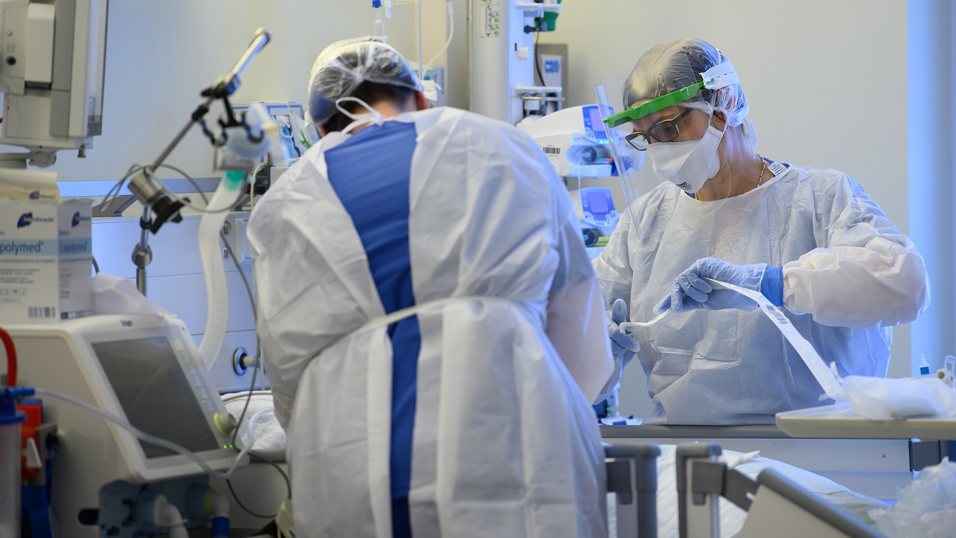  Intensivpflegerinnen sind auf der Covid-19-Intensivstation mit der Versorgung von Corona-Patienten beschäftigt. | dpa