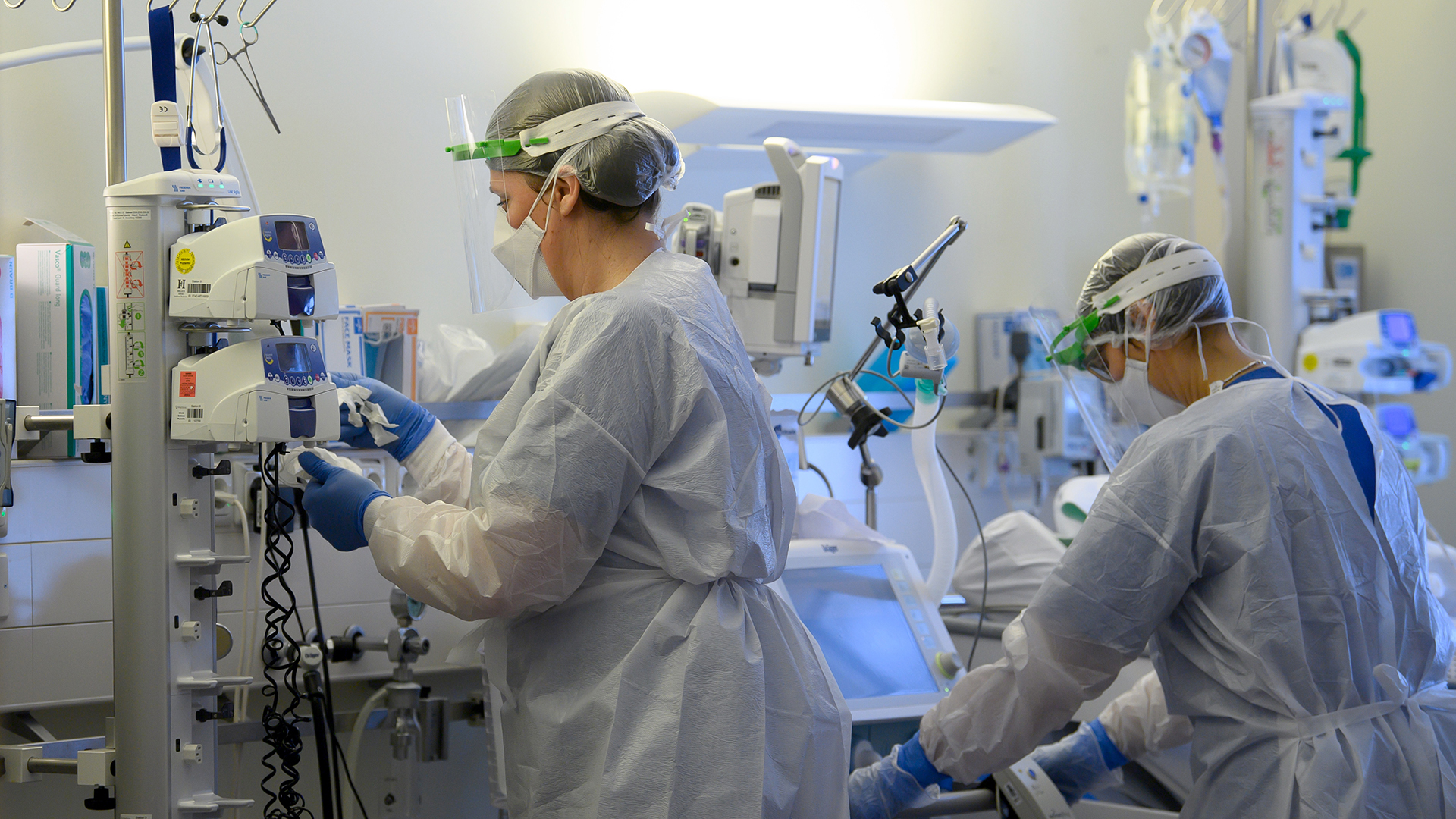 Intensivpflegerinnen sind in Schutzkleidung auf einer Covid-19-Intensivstation. | picture alliance/dpa/dpa-Zentral