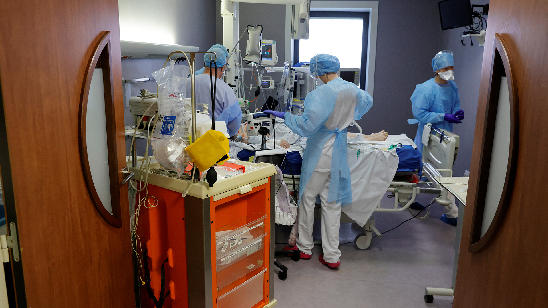 Medizinisches Personal arbeitet auf der Intensivstation im Krankenhaus von Cambrai (Frankreich). | REUTERS