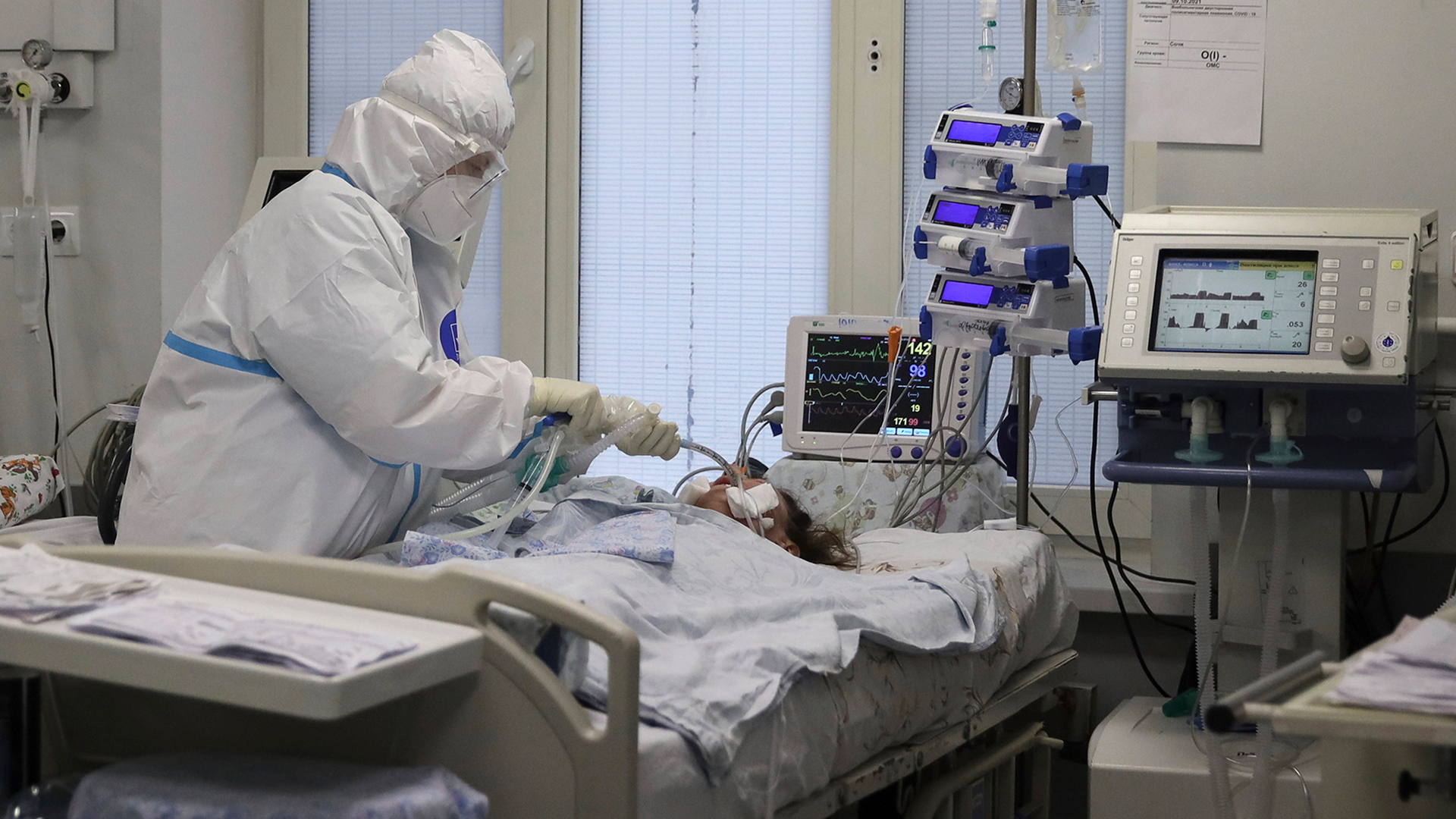 Ein Patient wird auf einer Intensivstation des regionalen klinischen Krankenhauses in Krasnodar, Südrussland behandelt.