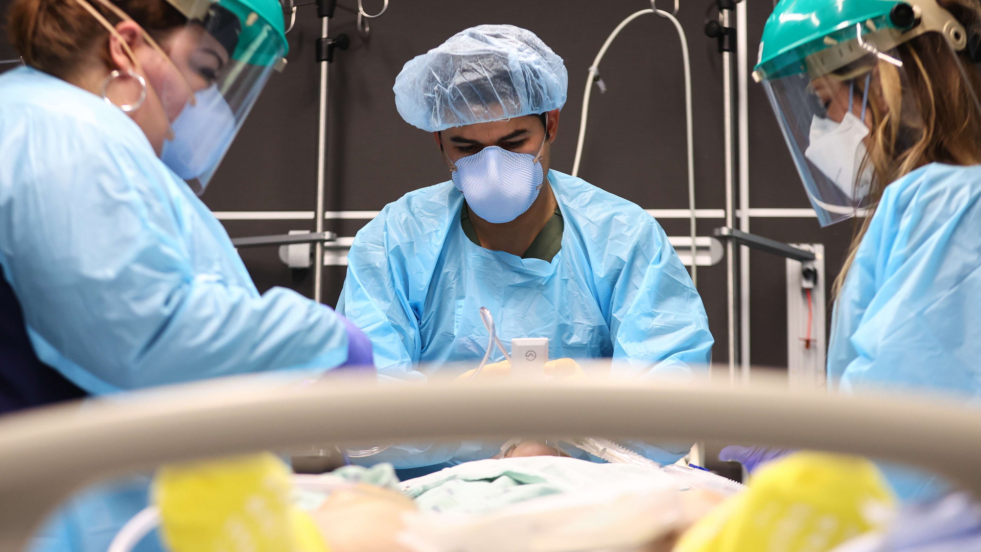 Ärzte intubieren einen Corona-Patienten auf einer Intensivstation in Lake Charles, Louisiana, USA | AFP