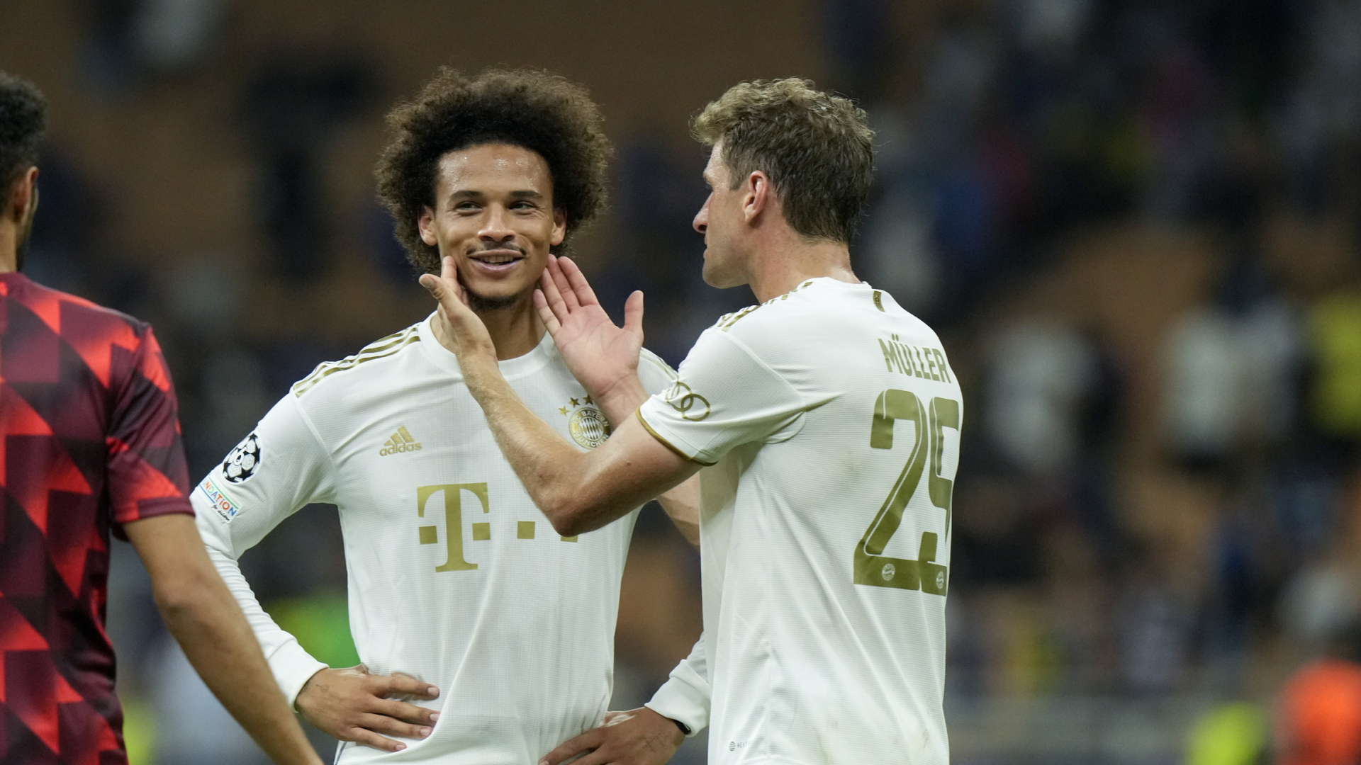 Sané und Müller nach dem Sieg gegen Inter | AP