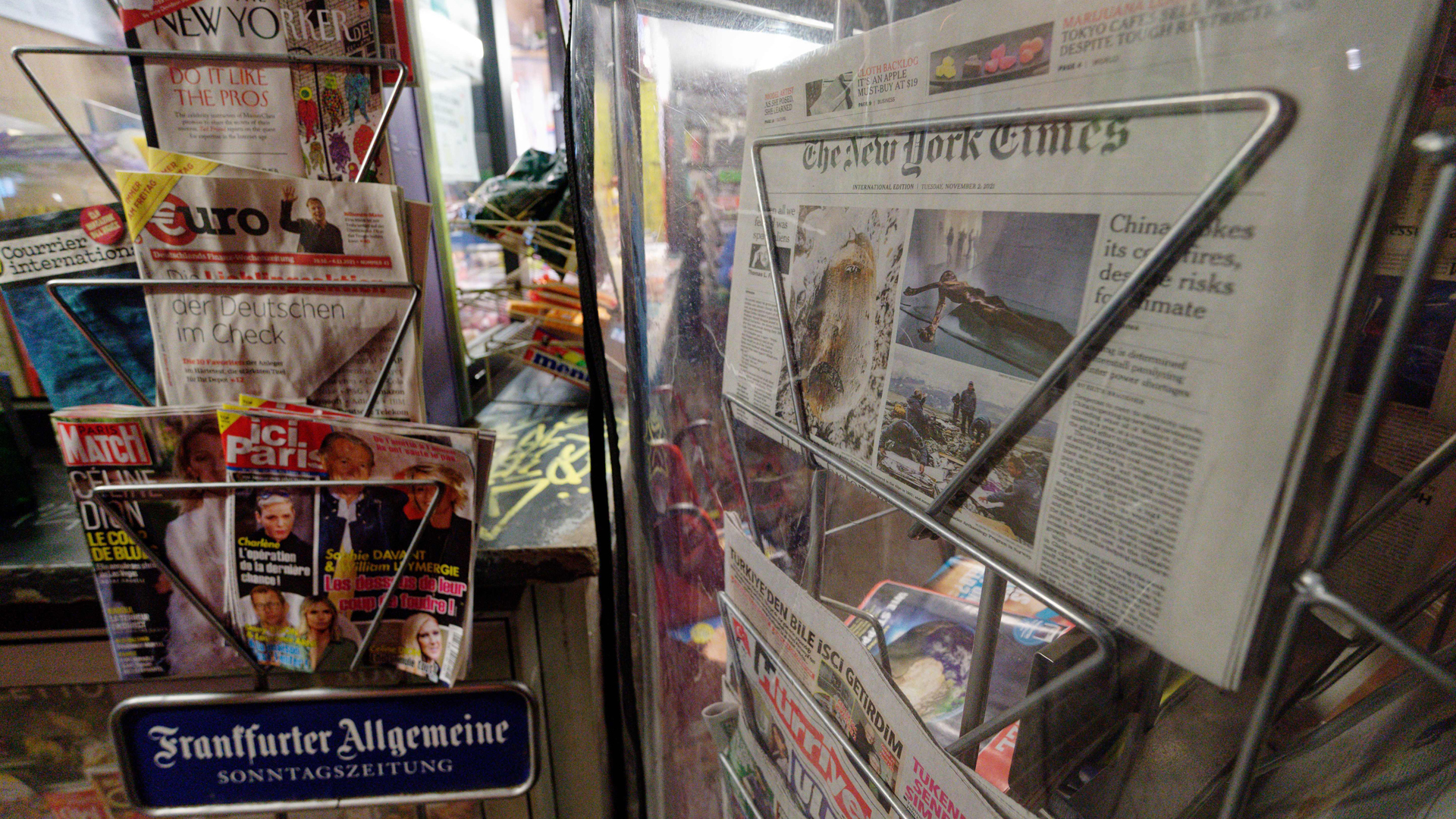 Internationale Zeitungen an einem Kiosk | picture alliance/dpa