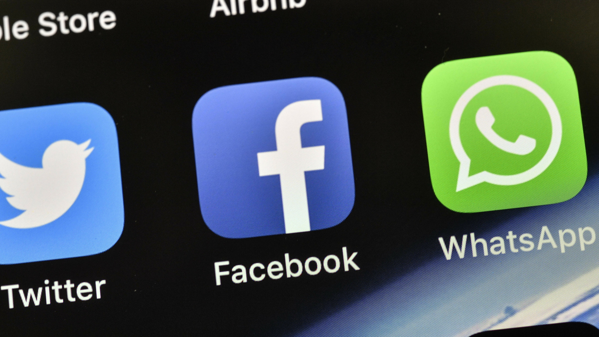 Die Logos der Apps von Twitter (von links), Facebook und WhatsApp. | AP