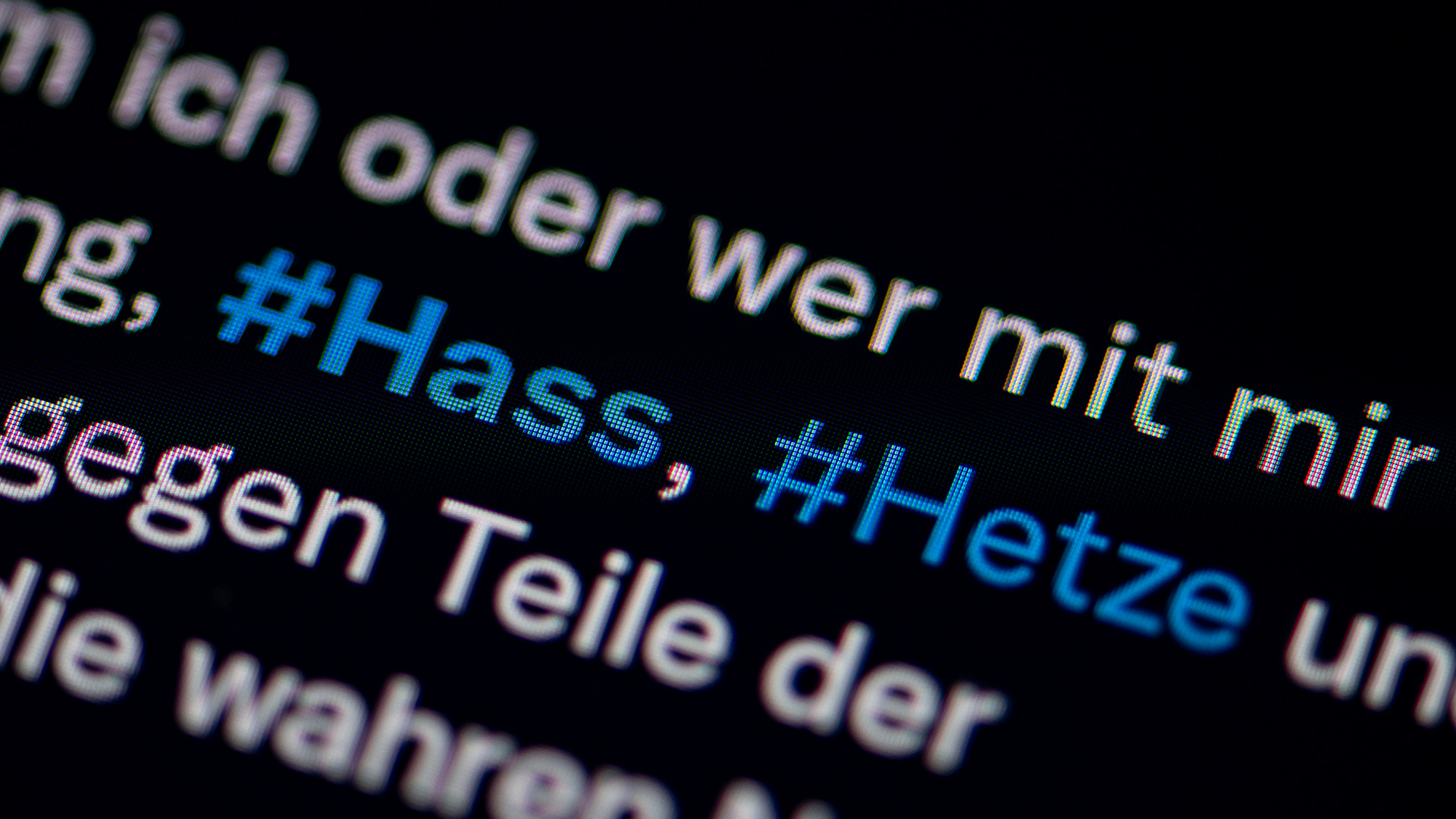 Foto eines Bildschirmes mit den hashtags #hetze und #hass  | picture alliance/dpa