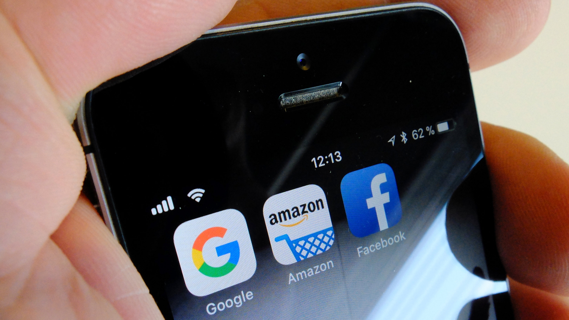 Smartphone mit den Icons von Google, Amazon und Facebook | dpa