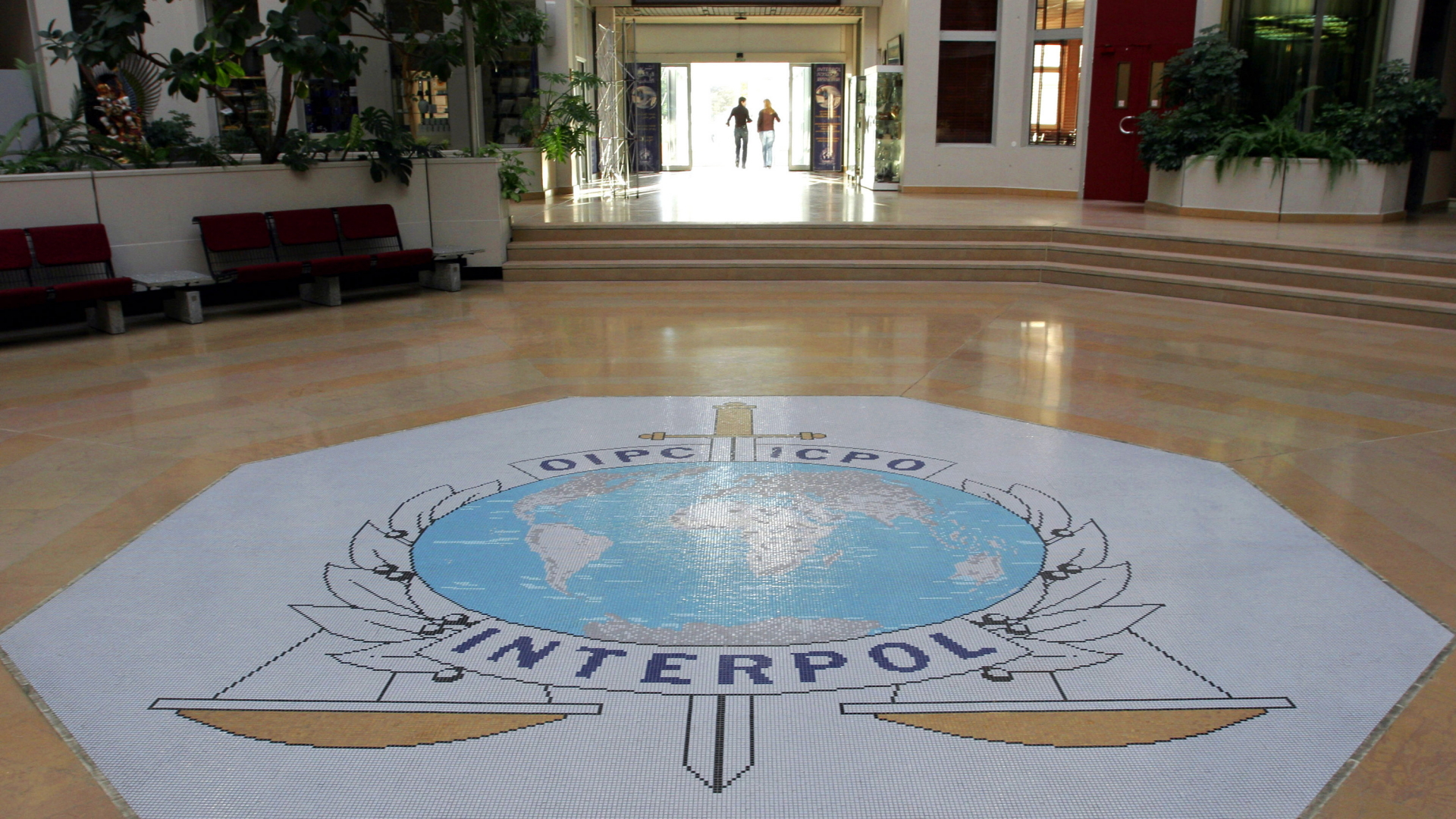 Das Interpol-Logo in der Eingangshalle des Hauptquartiers in Lyon | AP