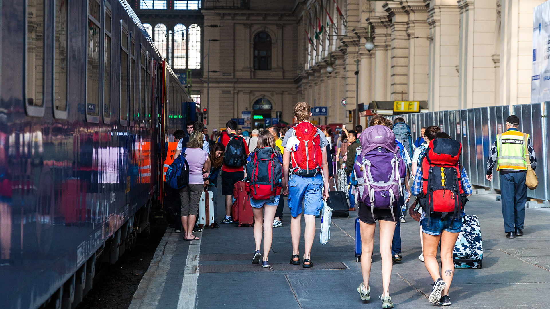 Reisende mit Rucksäcken in Budapest am Bahnhof Keleti, Ungarn.