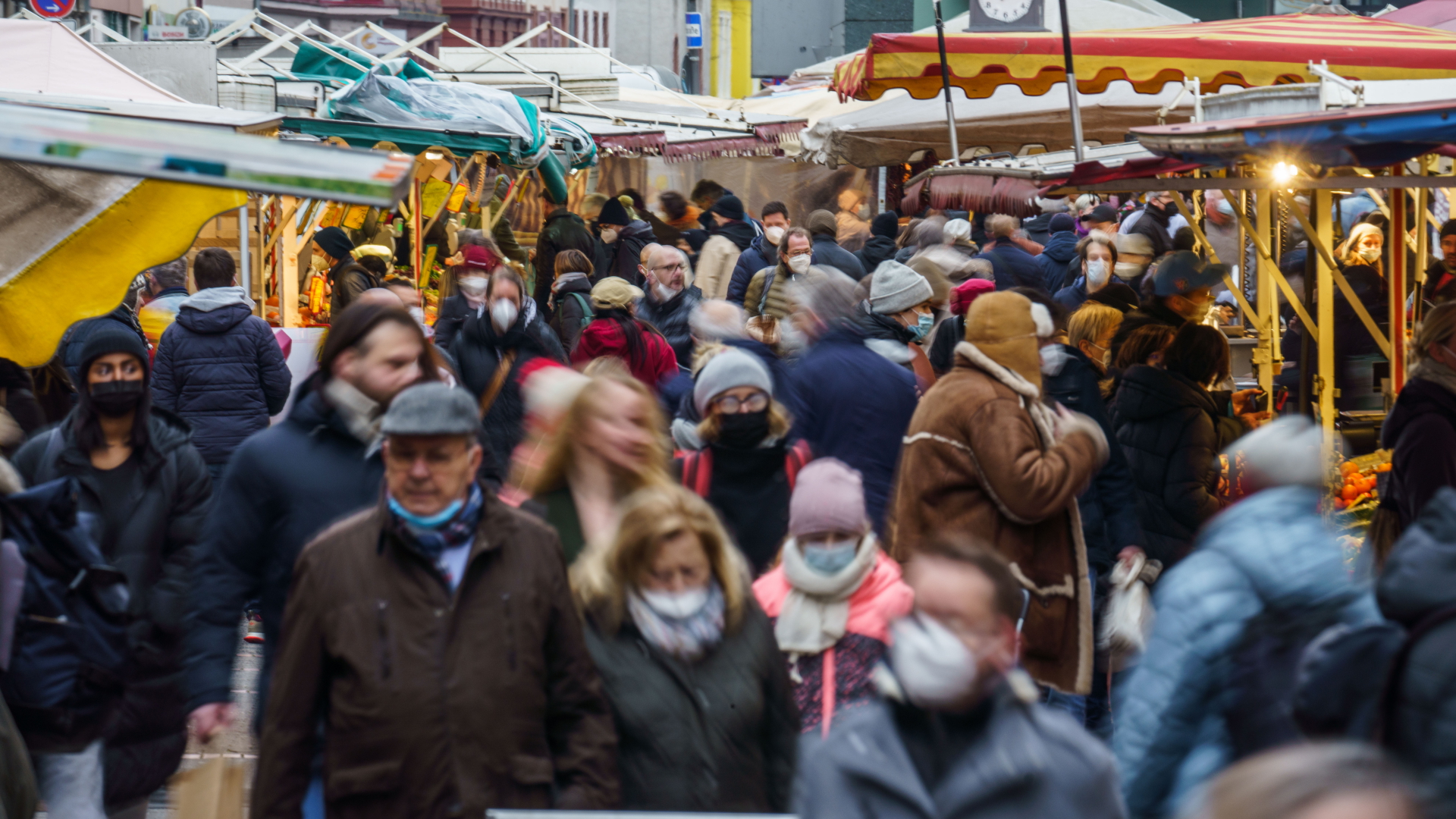 Menschen gehen über den Markt auf der Berger Straße im Frankfurter Stadtteil Bornheim. | dpa