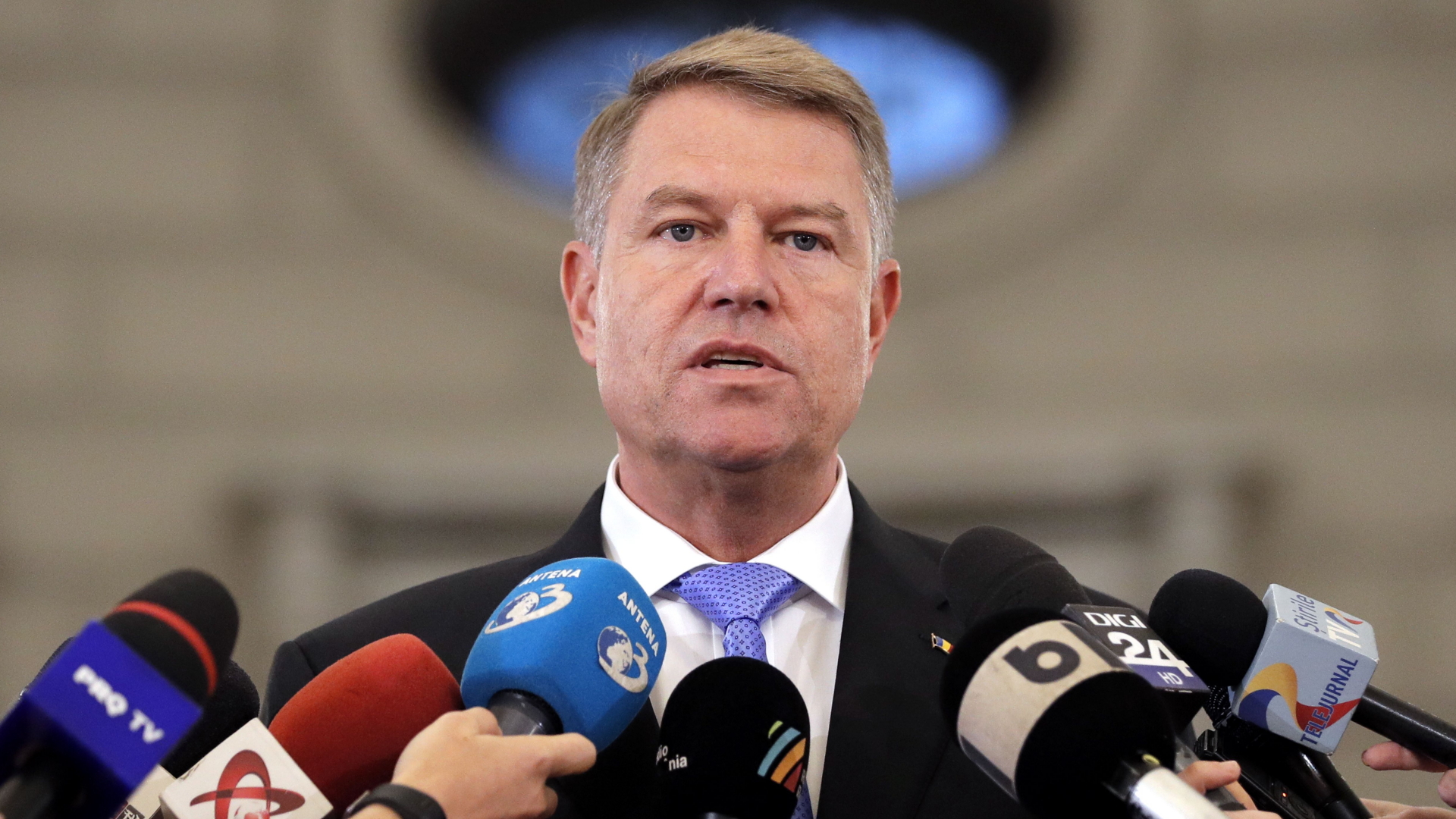 Rumäniens Staatspräsident Klaus Iohannis äußert sich vor der Presse zu der Kritik. | ROBERT GHEMENT/EPA-EFE/REX/Shutt