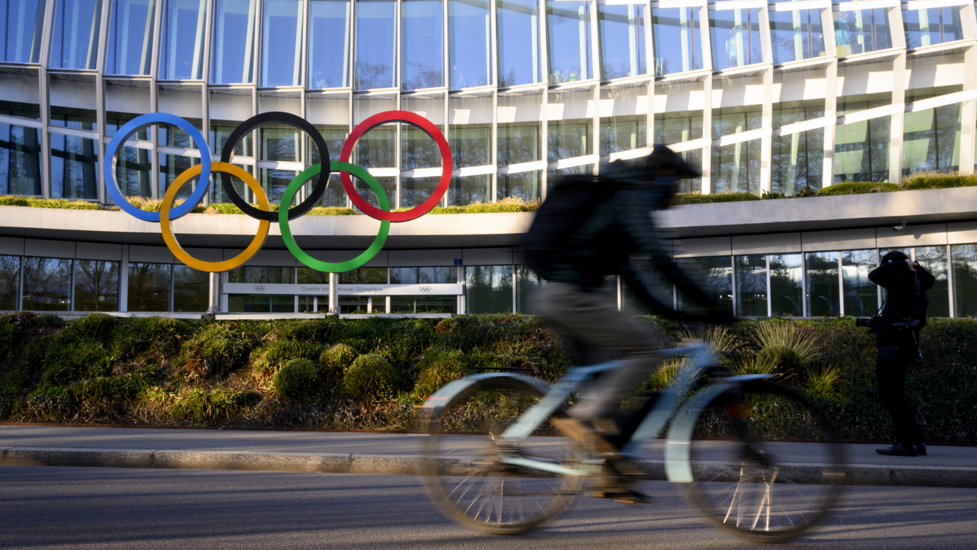 Olympische Ringe vor dem Sitz des Internationalen Olympischen Komitees (IOC) | dpa
