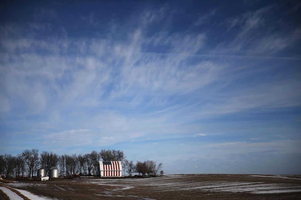 Mit einer US-Flagge geschmückte Farm in Iowa