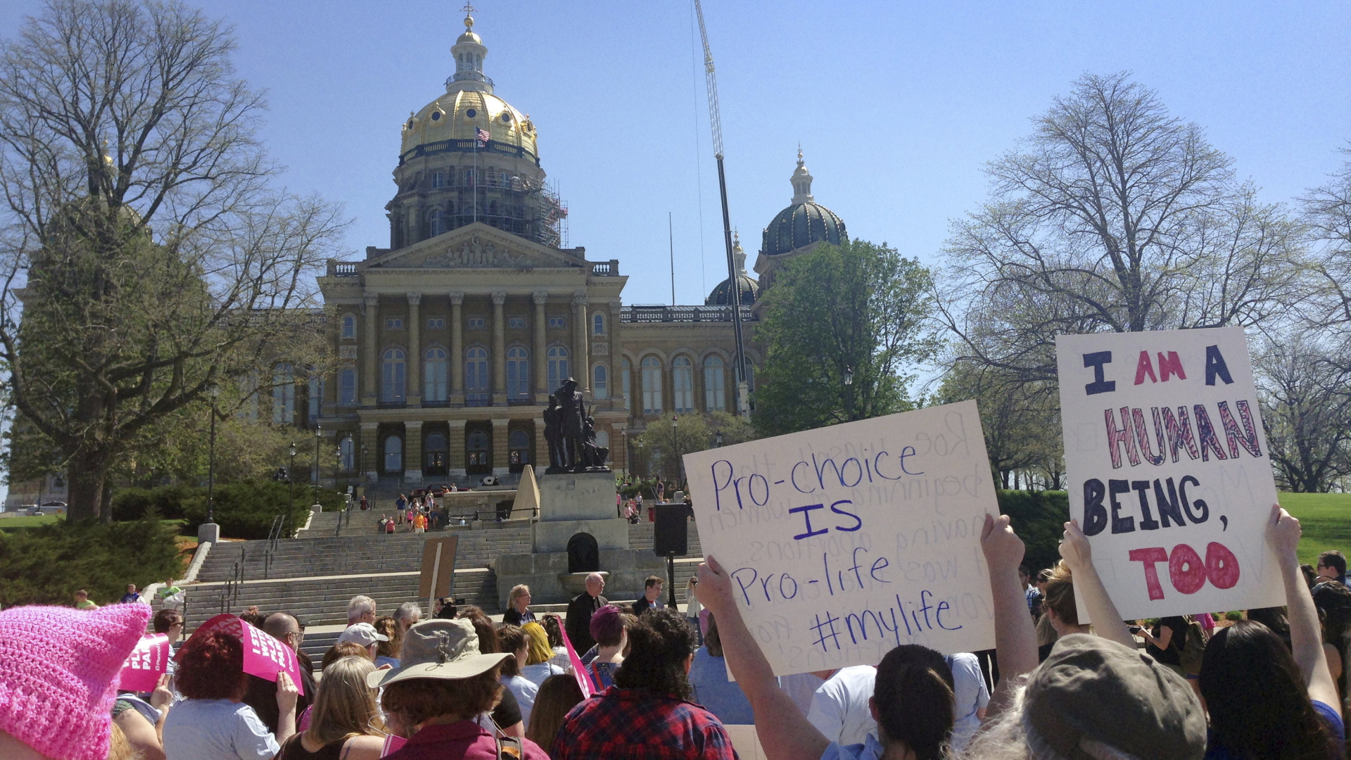 Vor dem Regierungssitz in Des Moines protestierten Menschen lautstark gegen das faktische Abtreibungsverbot. | AP