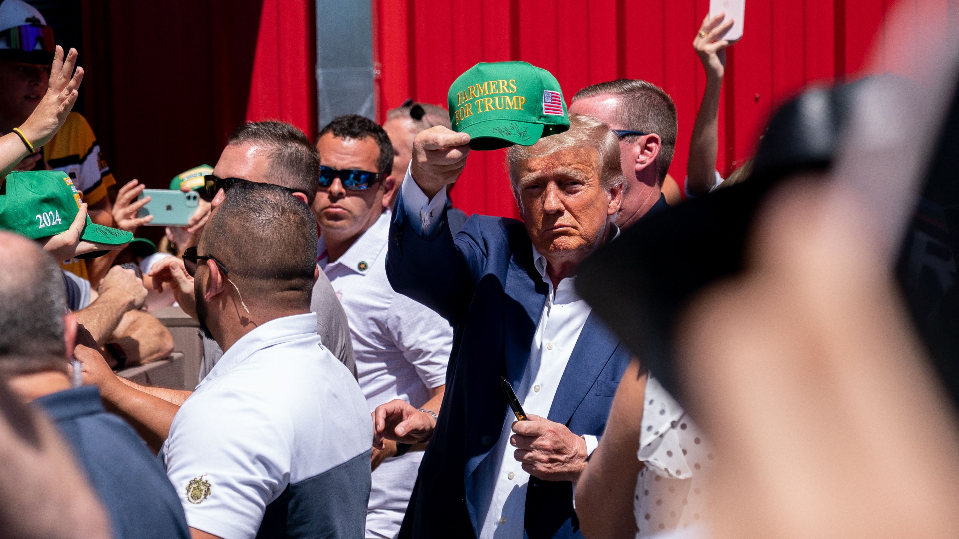 Donald Trump zwischen Anhängern auf der Messe Iowa State Fair.