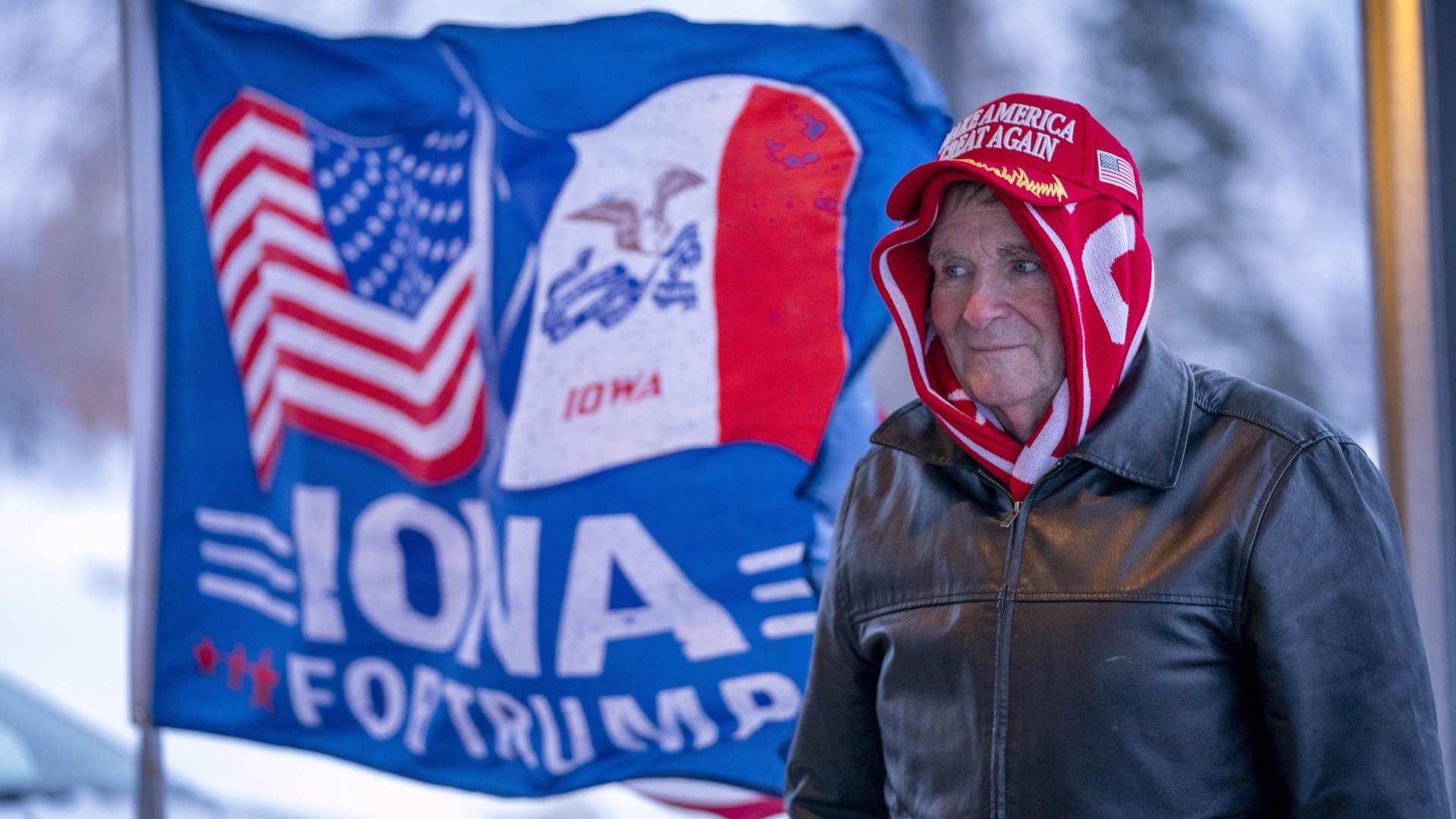 Mann neben einer "Iowa for Trump"-Fahne