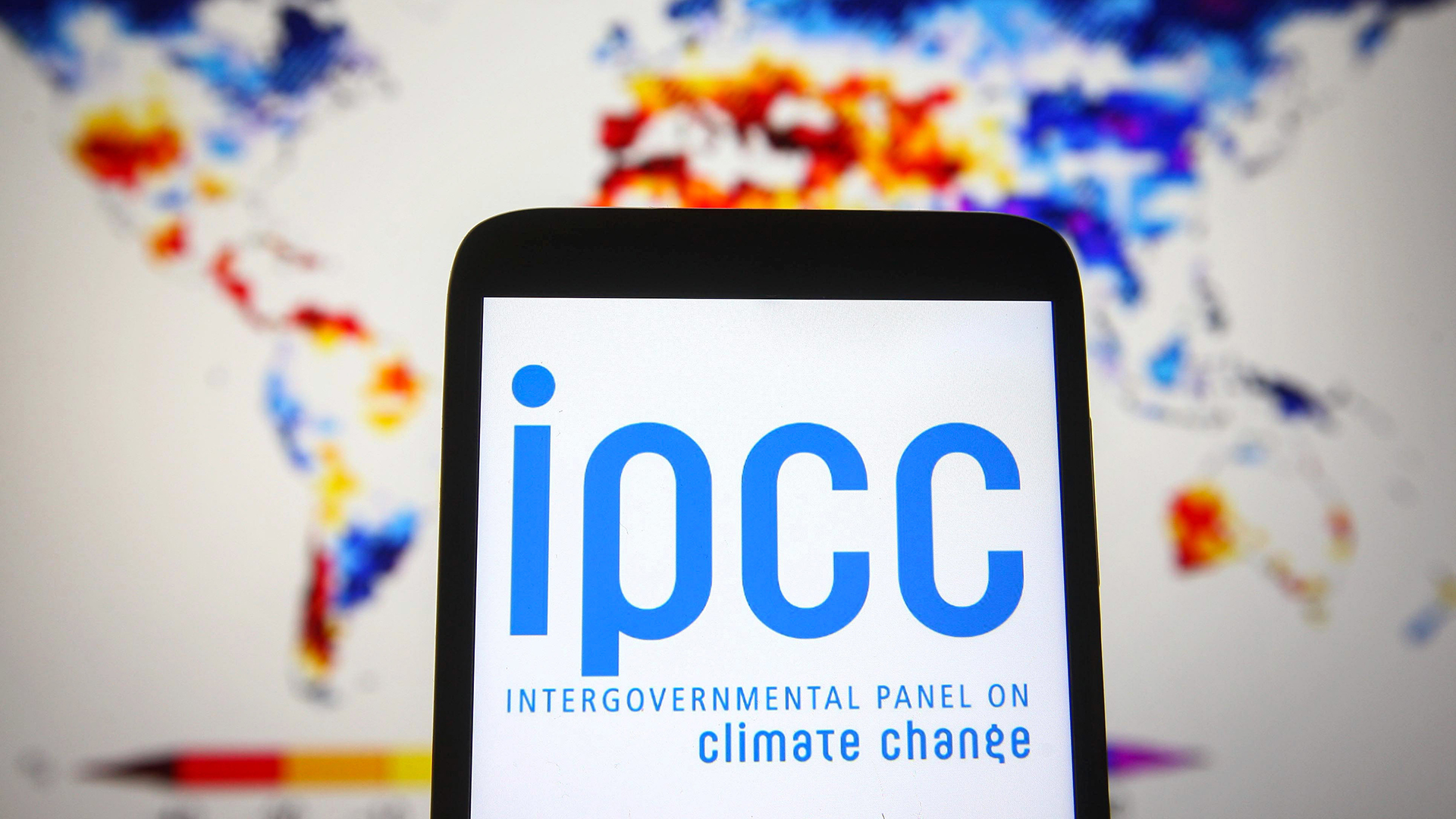Das Logo des Zwischenstaatlichen Ausschusses für Klimaänderungen (IPCC) auf einem Smartphone-Bildschirm zu sehen. | picture alliance / ZUMAPRESS.com