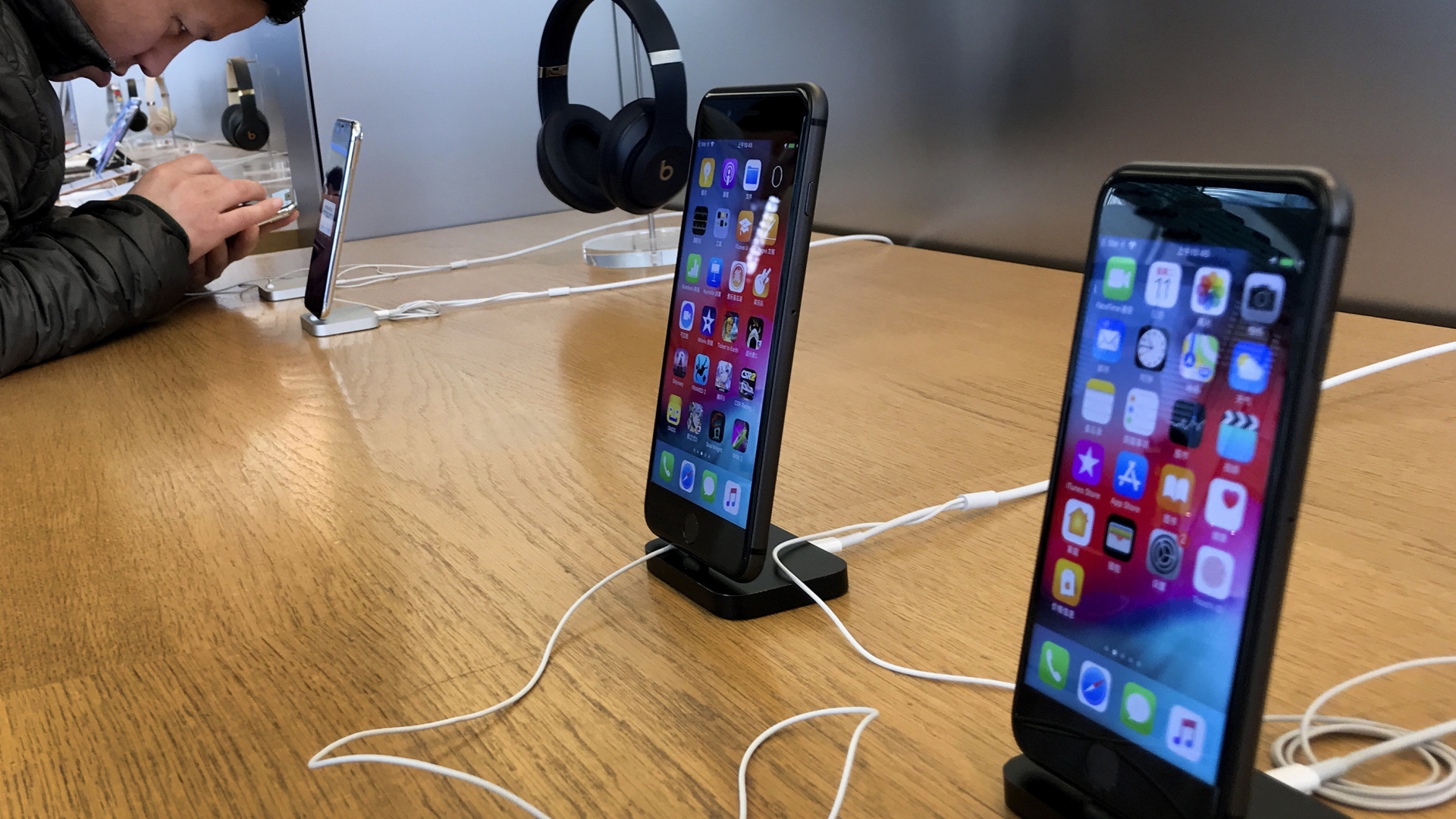 Ein iPhone 8 und ein iPhone 8 Plus stehen in einem Apple Store in Peking | Bildquelle: AP