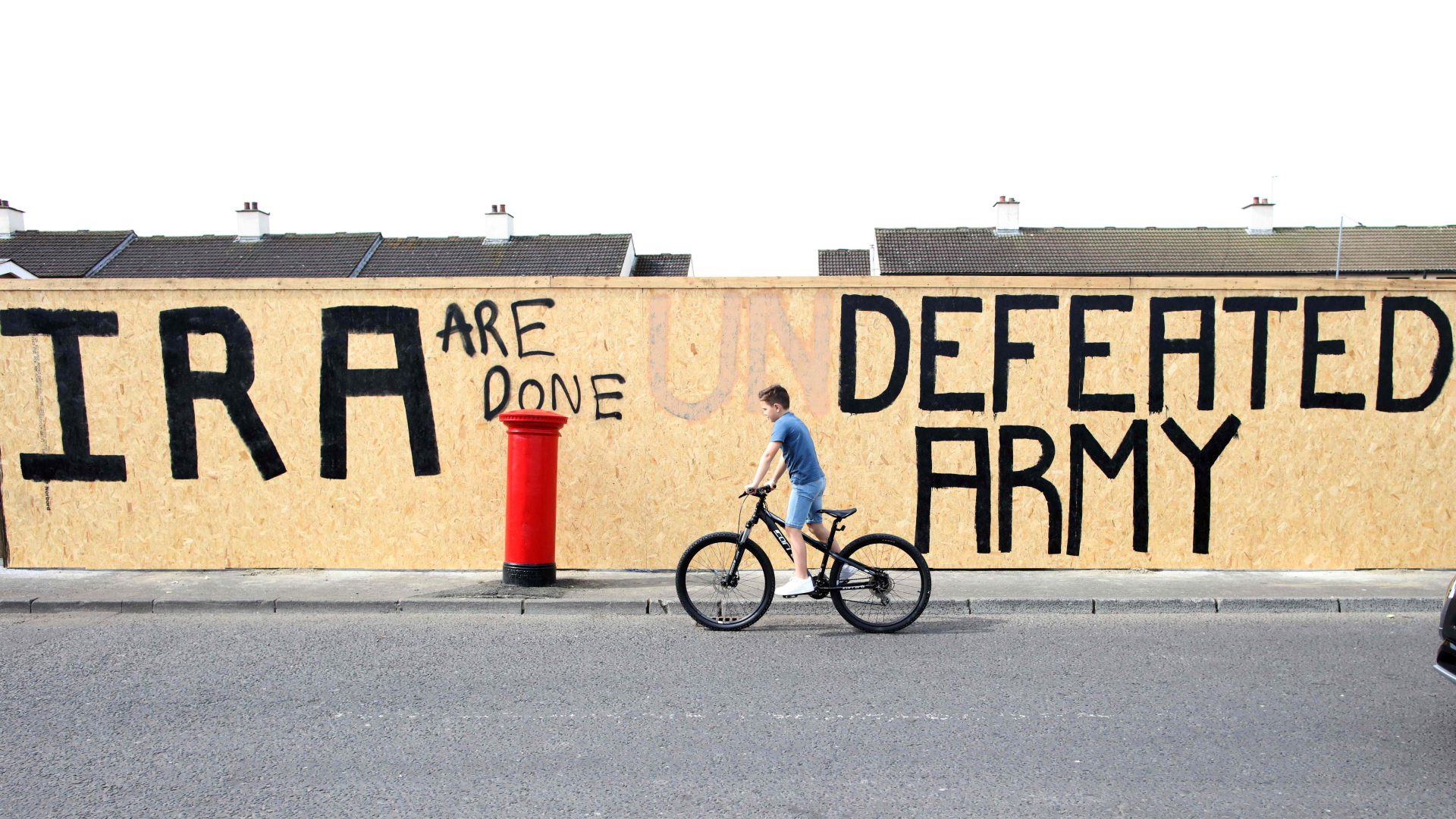 Ein Graffiti im nordirischen Derry wurde geändert: Statt IRA, "ungeschlagene" Armee heißt es dort nun "geschlagene Armee". | AFP
