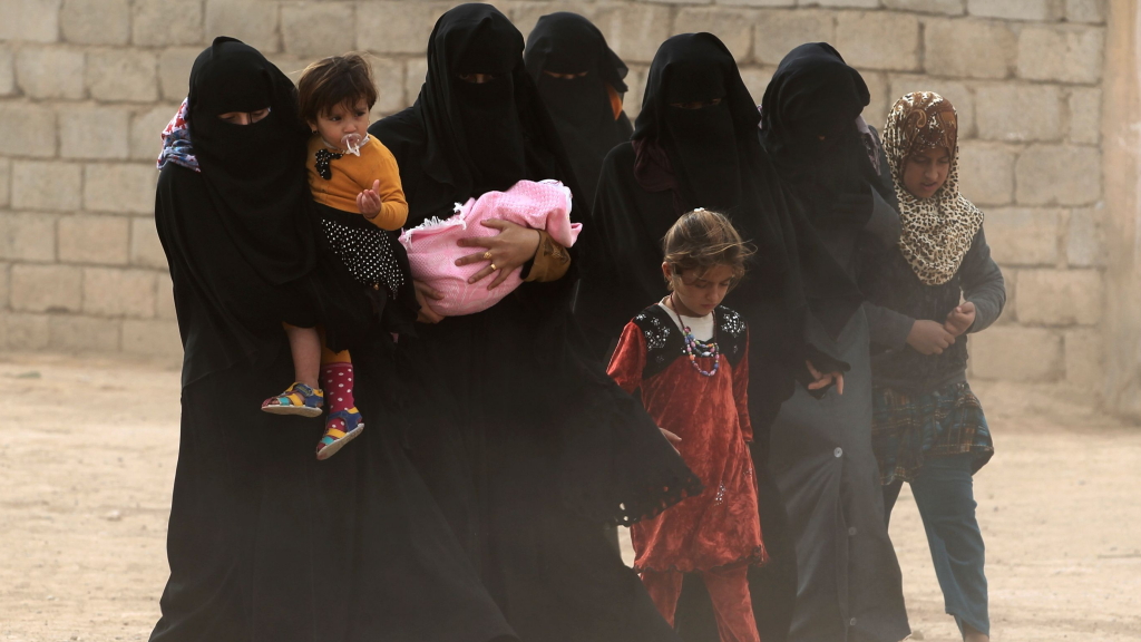 Frauen und Kinder kehren nach der Armeeoffensive in ihr Dorf nahe Mossul zurück.