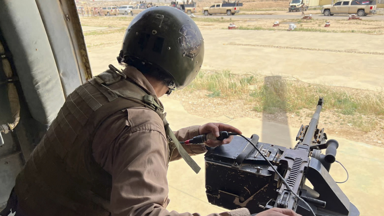 Ein irakischer Soldat in einem Hubschrauber bei Sindschar | AP