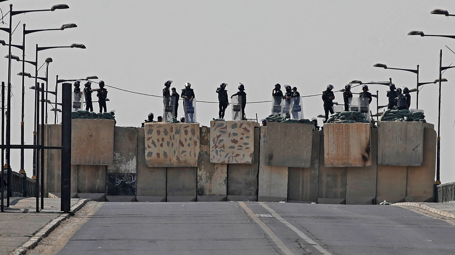 Sicherheitskräfte sperren in Bagdad (Irak) eine Straße zur sogenannten grünen Zone ab. | AFP