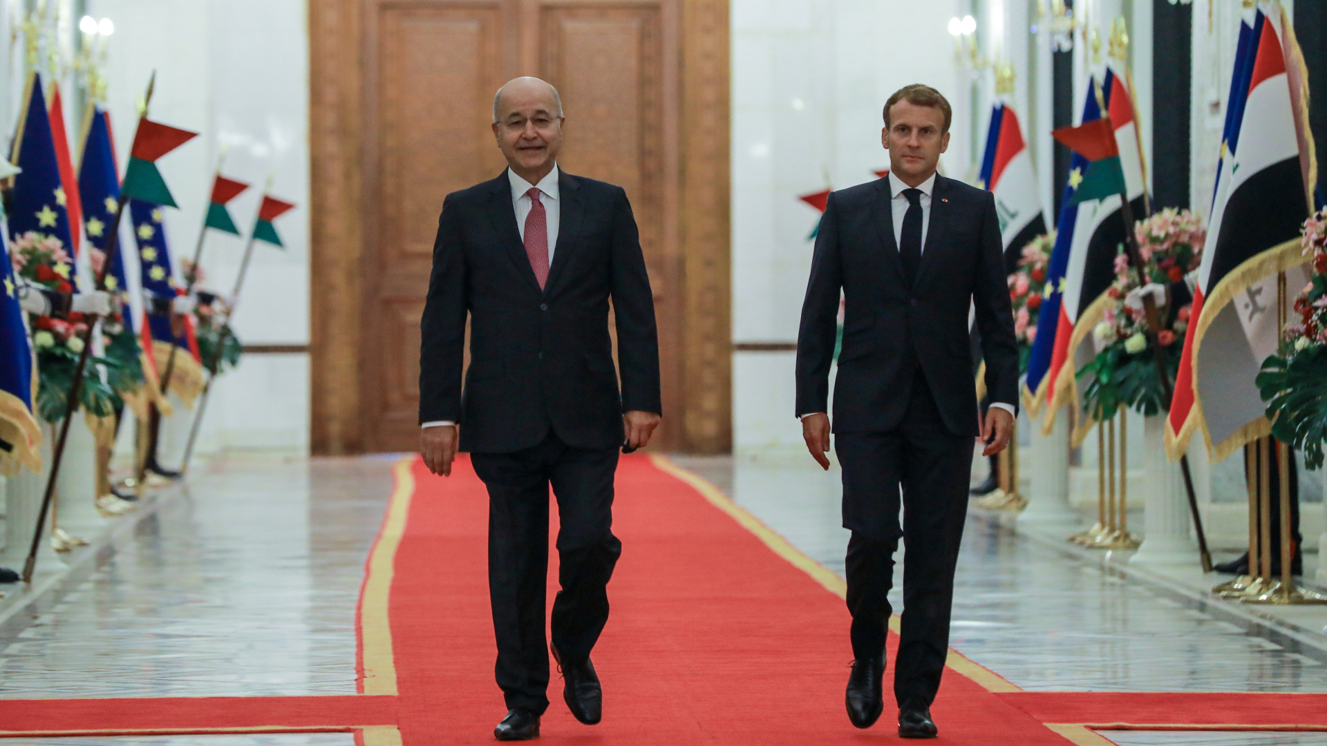 Barham Salih, Präsident vom Irak, und Emmanuel Macron, Präsident von Frankreich, gehen durch den Präsidentenpalast zu einer gemeinsamen Pressekonferenz.  | dpa