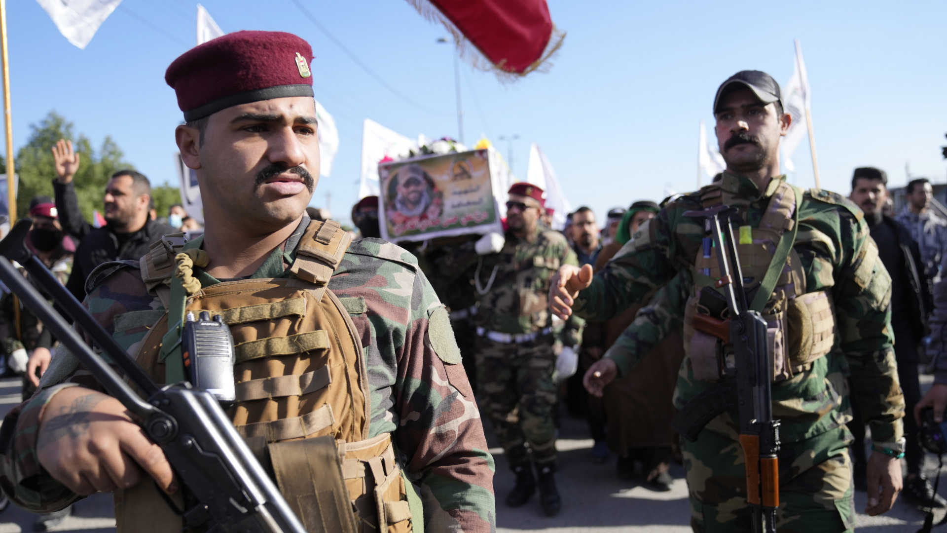 Mitglieder einer irakischen schiitischen militanten Gruppe tragen den Sarg eines Kämpfers der Kataib-Hezbollah-Miliz, der bei einem US-Luftangriff in der Provinz Babil getötet wurde, während seiner Beerdigung in Bagdad, Irak. (Archivbild vom 26. Dezember 2024)