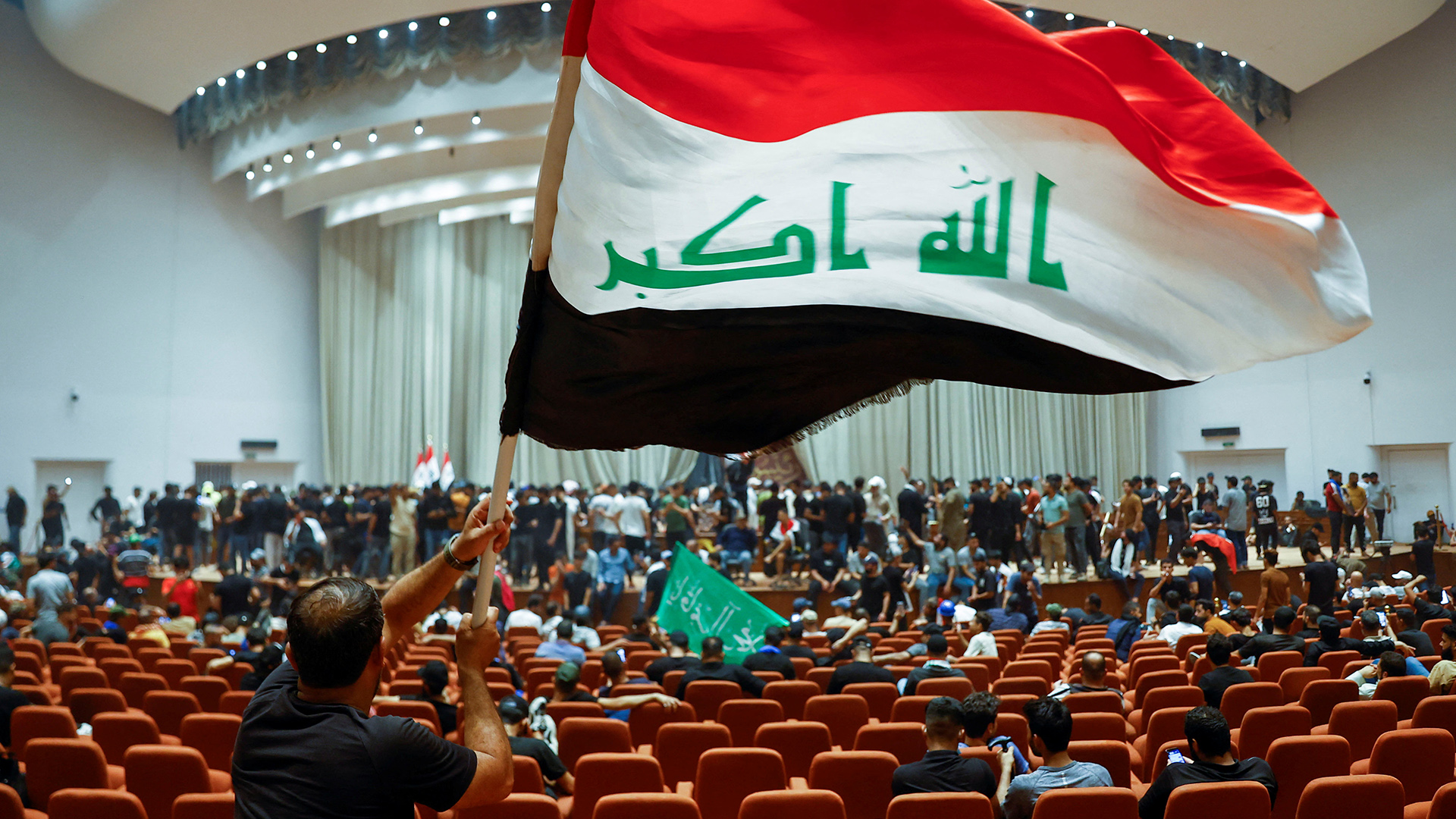 Anhänger des irakischen schiitischen Geistlichen Moqtada al-Sadr protestieren im Parlament in Bagdad (Irak). | REUTERS