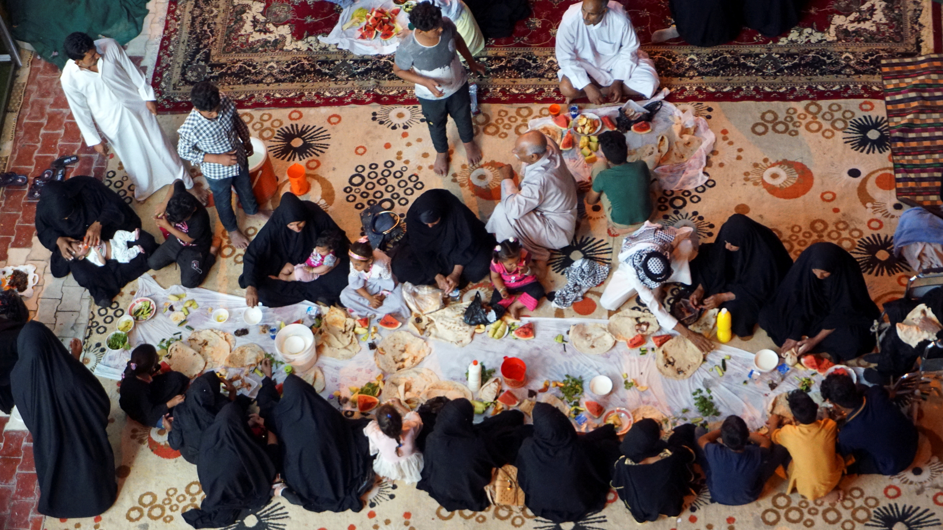 In Hilla (Irak) nimmt eine Familie während des Ramadan gemeinsam eine Mahlzeit ein | REUTERS