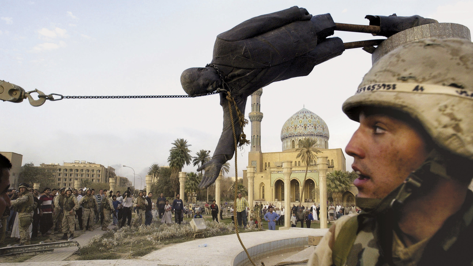 US-Soldaten und Iraker stürzen im April 2003 eine Statue des Diktators Saddam Hussein in Bagdad (Irak) vom Sockel | AP