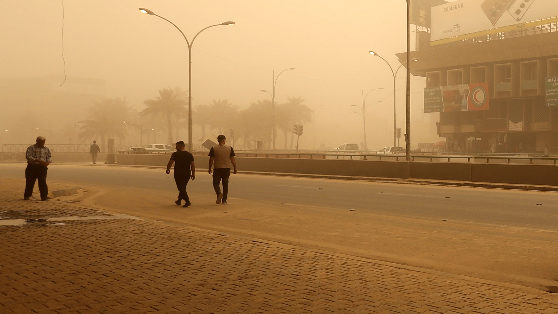 Menschen gehen durch den Sandsturm | EPA