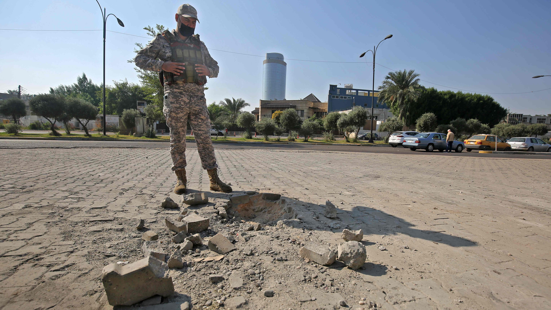 Ein irakischer Soldat inspiziert den Schaden in Bagdad nach einer Angriffswelle auf die Hauptstadt (Foto vom 18.11.2020). | AFP