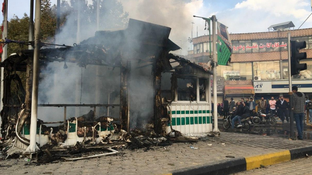 Ausgebrannte Polizeistation in Isfahan