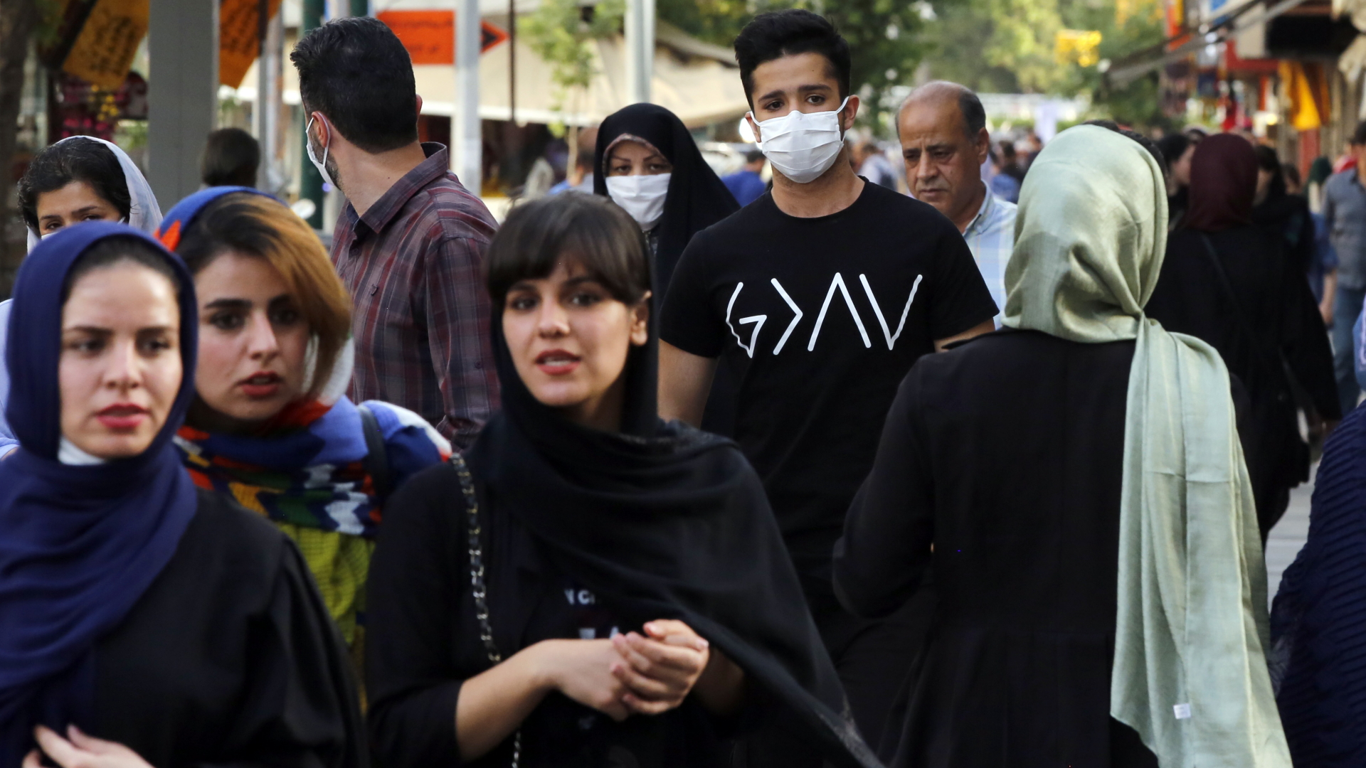 Straßenszene in Teheran: Viele Menschen gehen dicht an dicht, die meisten tragen keine Schutzmaske mehr. | ABEDIN TAHERKENAREH/EPA-EFE/Shut