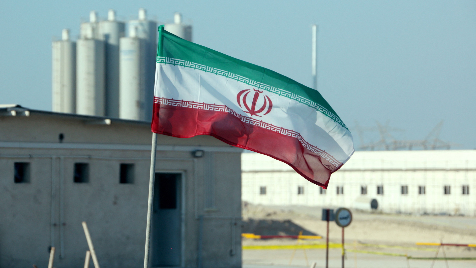 Die iranische Flagge weht vor dem Atomkraftwerk Busher (Archivbild) | AFP