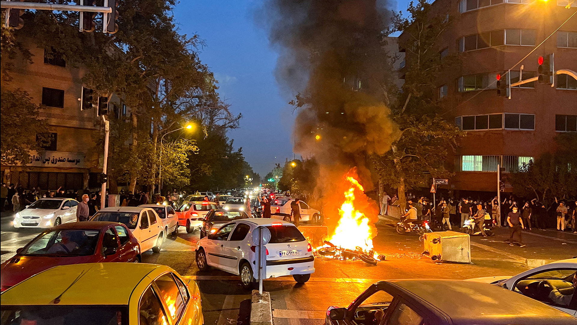 Ein brennendes Motorrad während eines Protests in Teheran. (Aufnahme vom 19. September 2022) | via REUTERS
