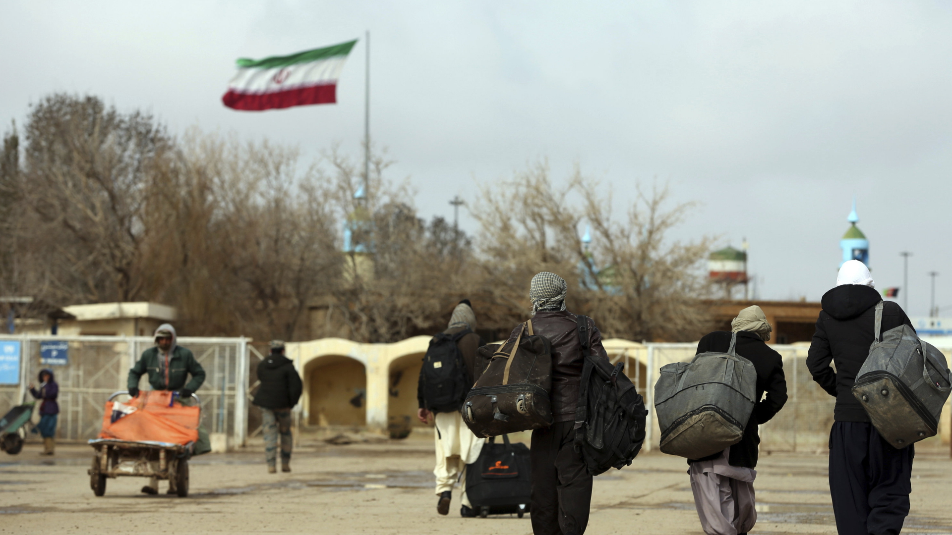 Afghanen überqueren vom Iran aus die Grenze nach Afghanistan | AP