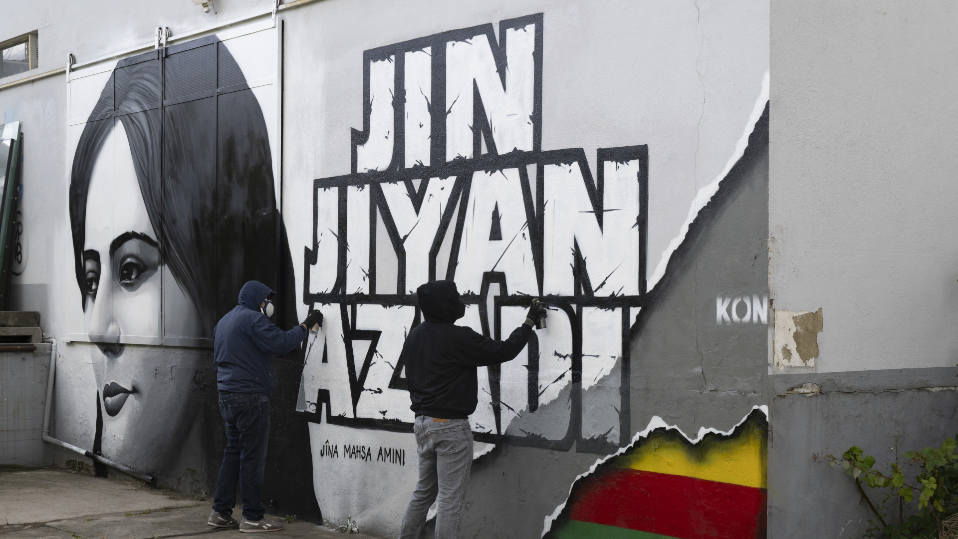 Künstler arbeiten in Frankfurt am Main an der Fertigstellung eines Wandgemäldes für die im Iran zu Tode gekommene Mahsa Amini. | dpa