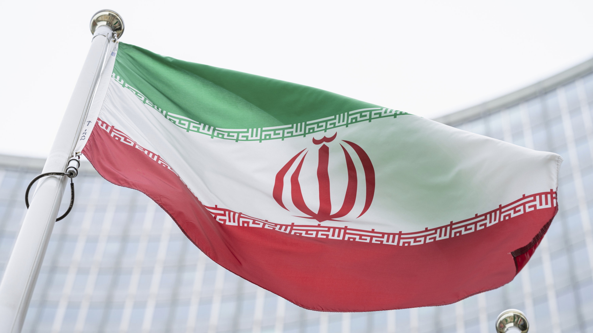 Die iranische Flagge weht vor dem Gebäude der IAEA in Wien (Archivbild).