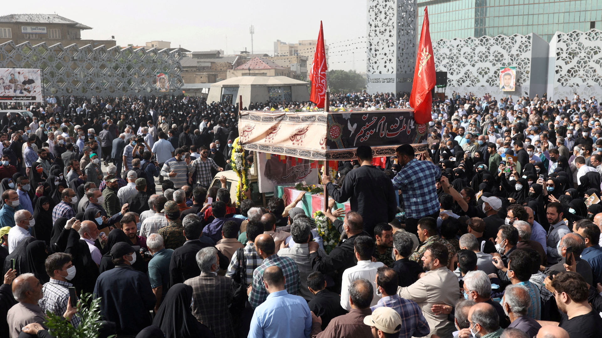 Zahlreiche Menschen nehmen an der Trauerzeremonie eines Mitglieds der Iranischen Revolutionsgarde teil. | via REUTERS
