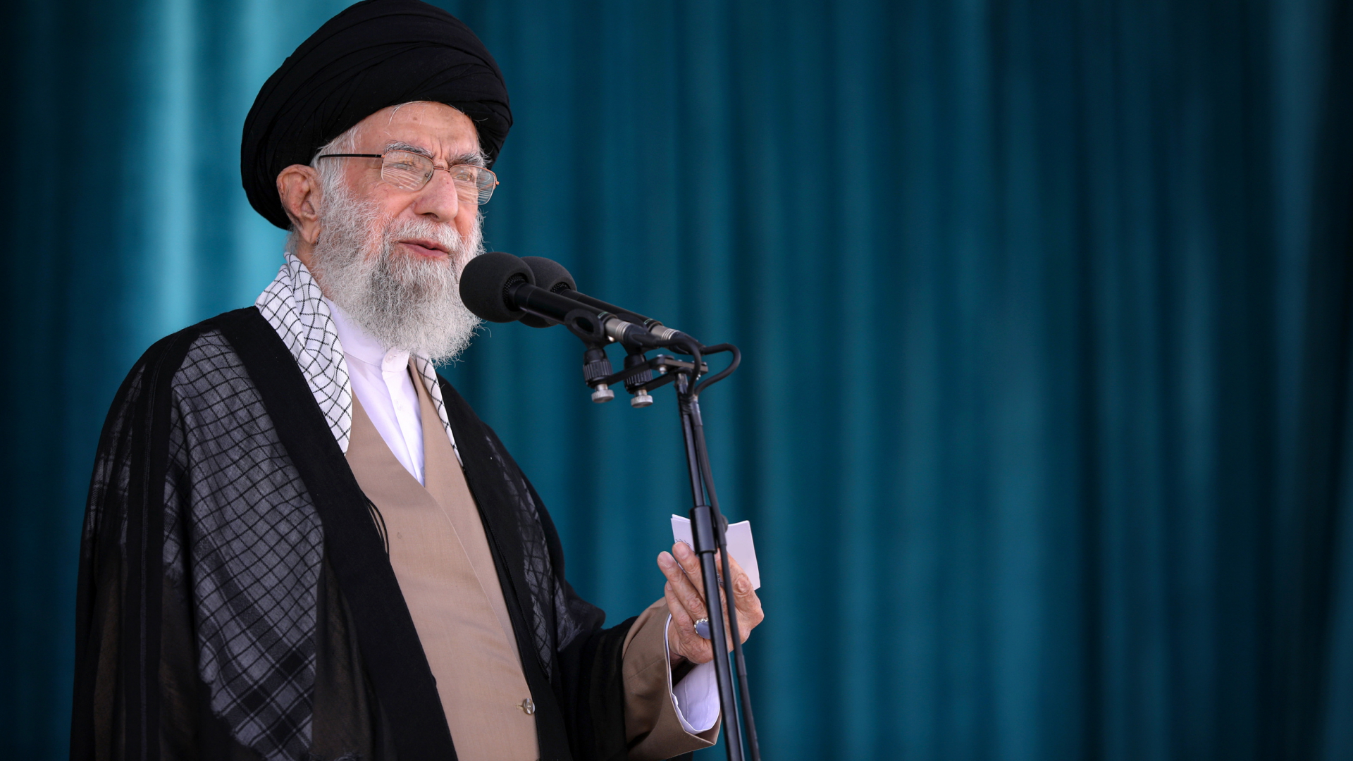 Der Oberste Führer des Iran, Ayatollah Ali Chamenei, äußert sich Anfang Oktober 2022 zu den andauernden Protesten im Land. | dpa
