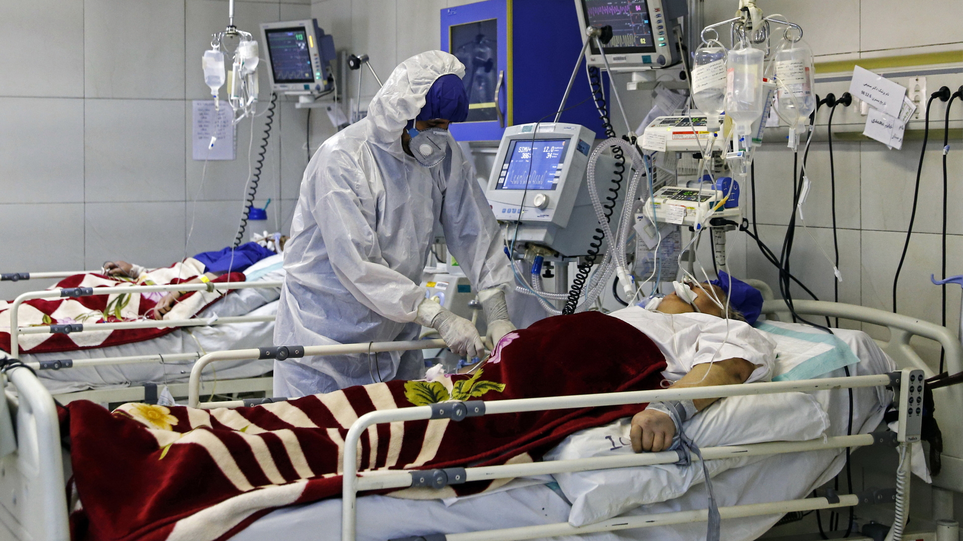 Eine medizinische Fachkraft kümmert sich in einem Krankenhaus in Teheran um einen Corona-Patienten.