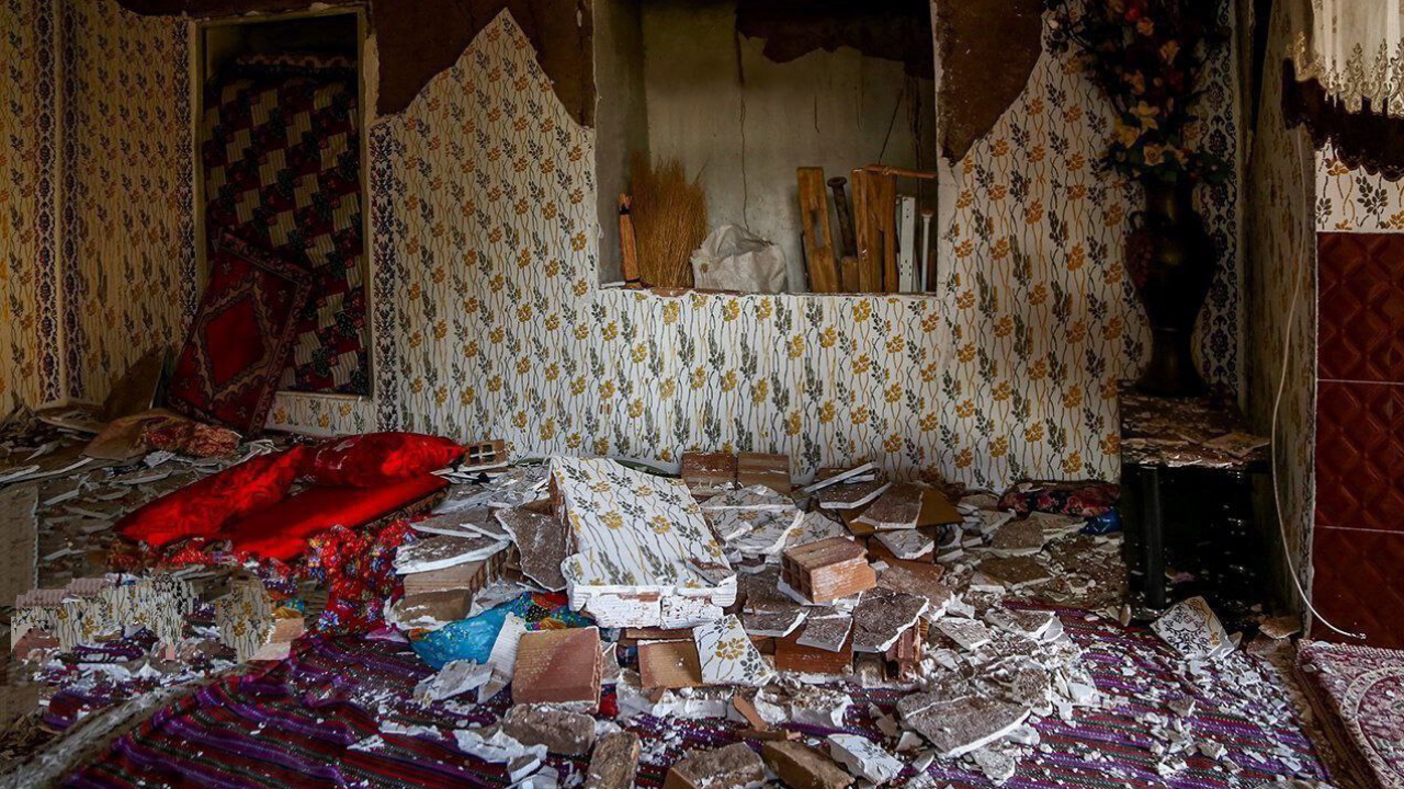 Ein durch ein Erdbeben zerstörtes Zimmer in einem Haus im Nordwesten des Iran. | EPA