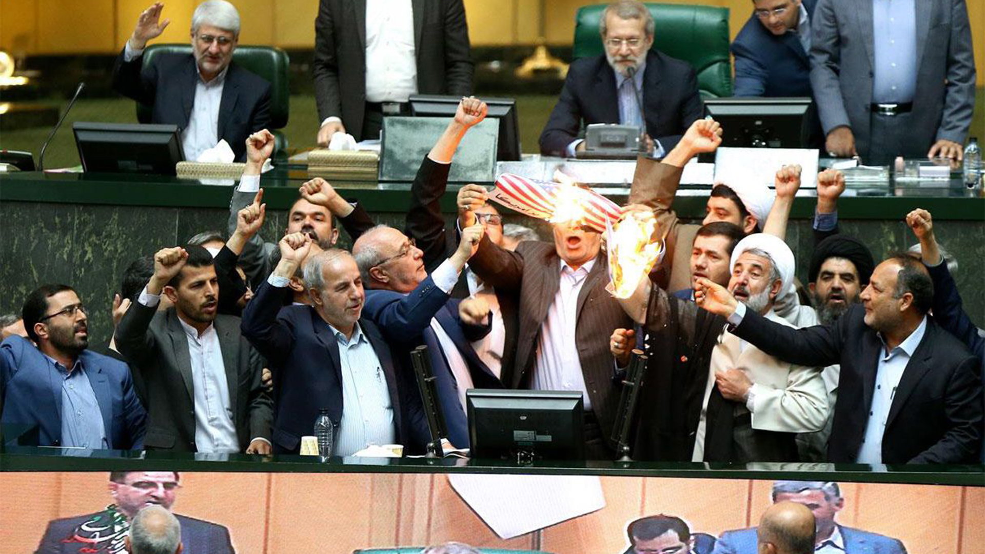 Im iranischen Parlament wird die US-amerikansiche Flagge verbrannt