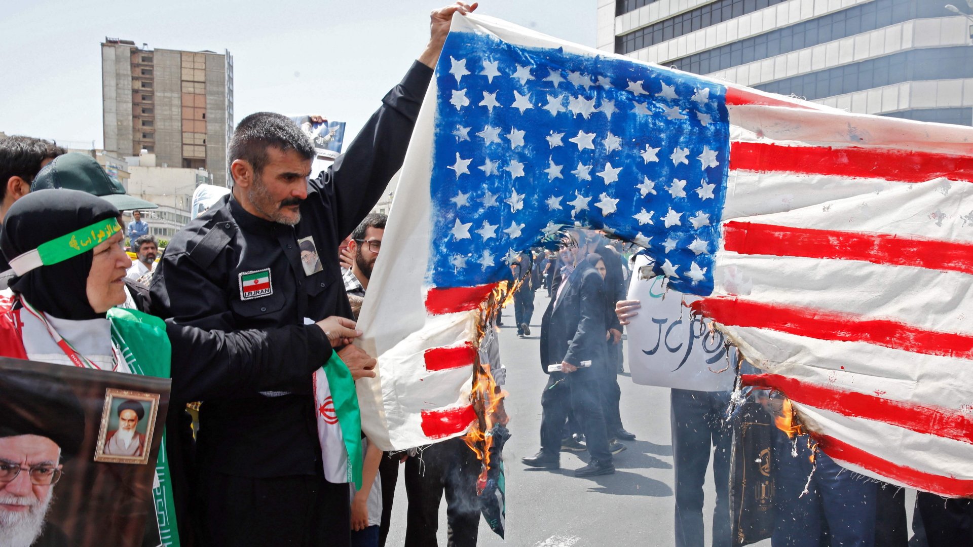 Demonstranten im Iran verbrennen die amerikanische Flagge