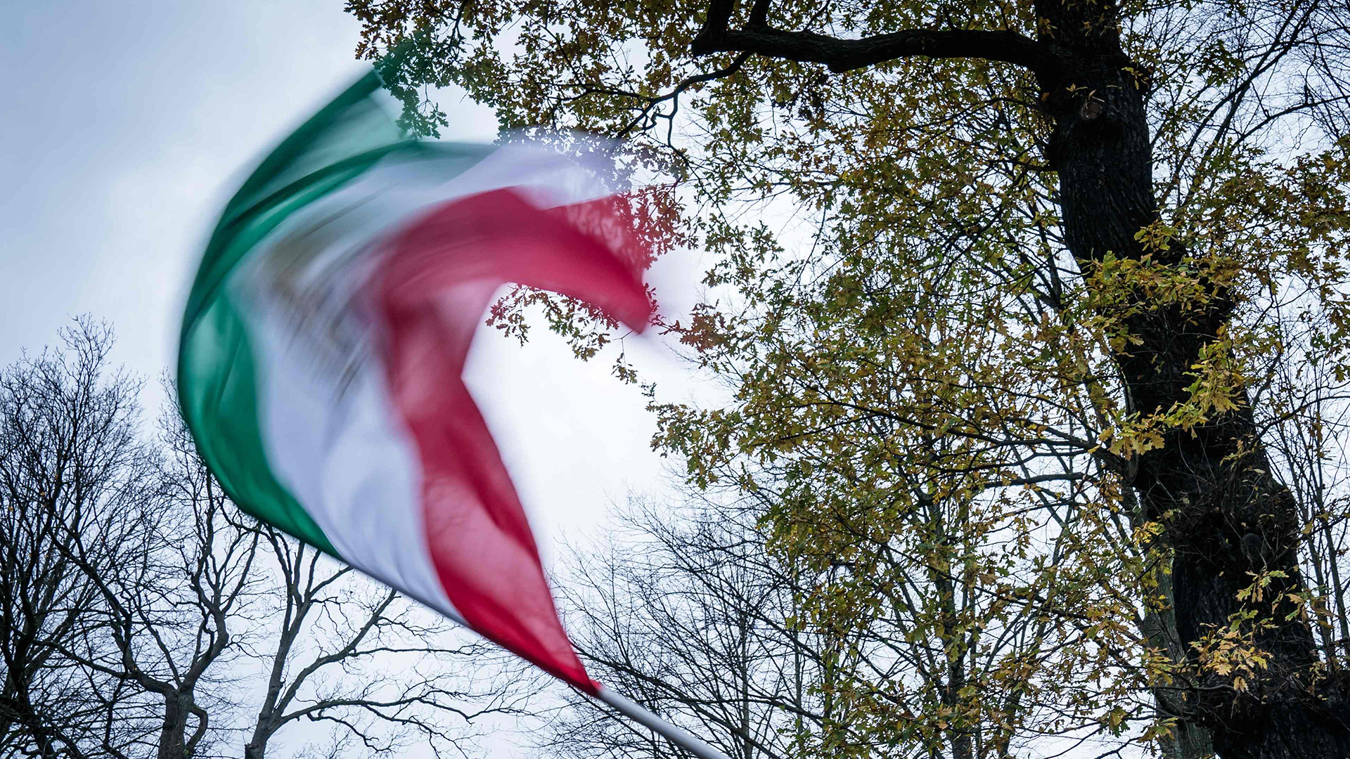Eine Iran-Flagge wird geschwenkt. | AFP
