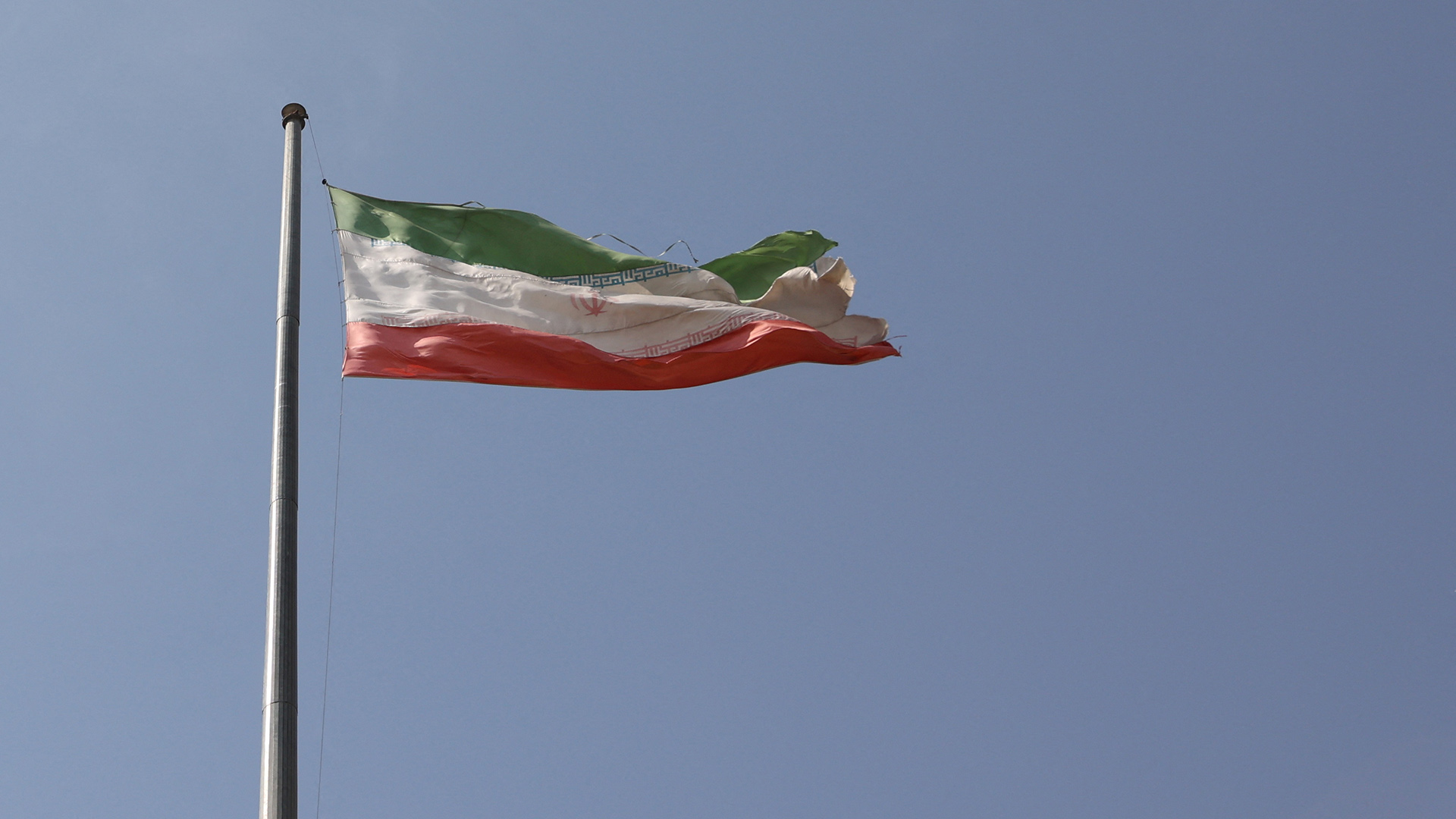 Die Flagge Irans weht im Wind. | via REUTERS
