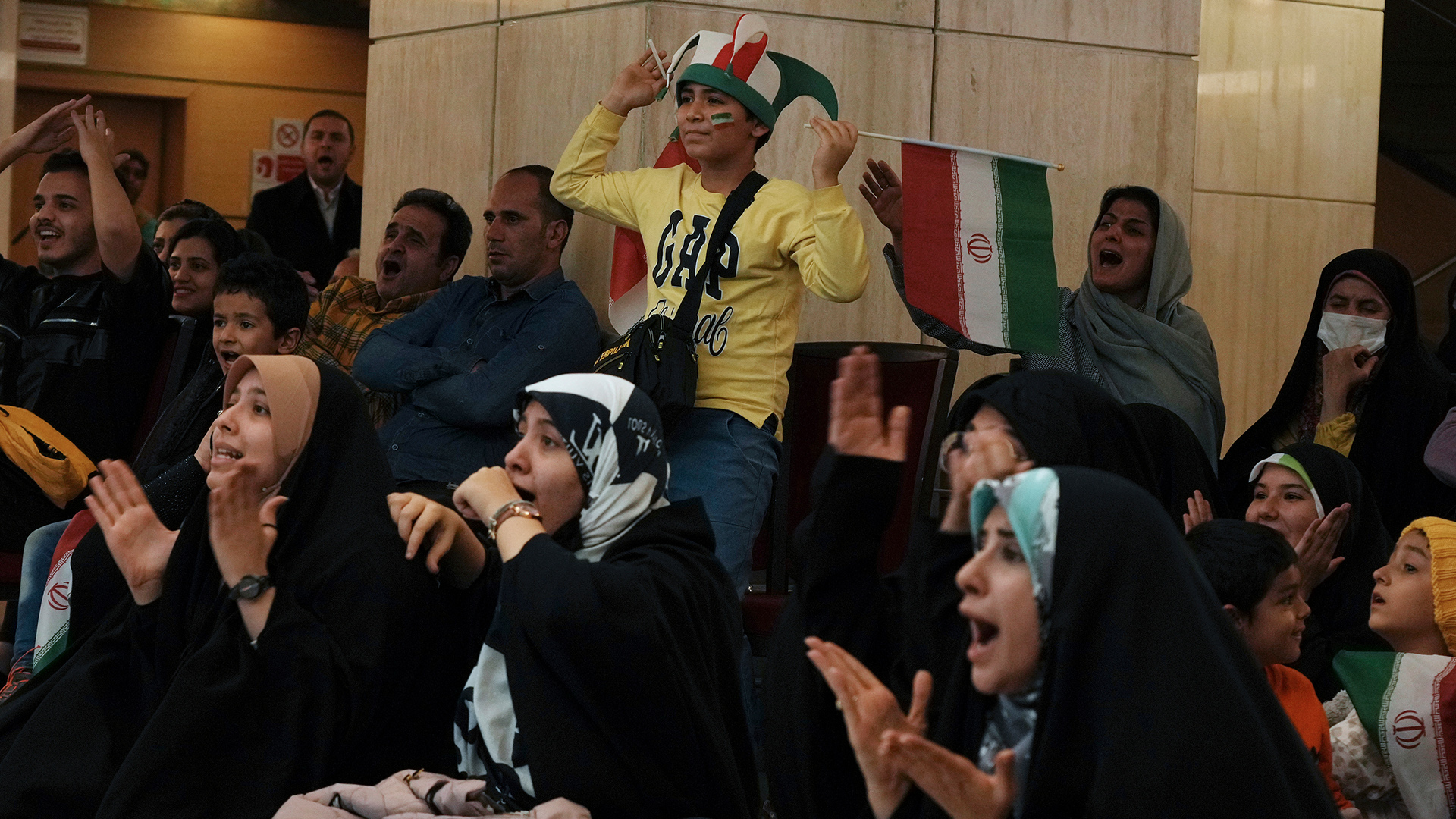 Iranische Fussballfans reagieren auf das Spielgeschehen bei einem Public-Viewing-Event in Teheran. | dpa