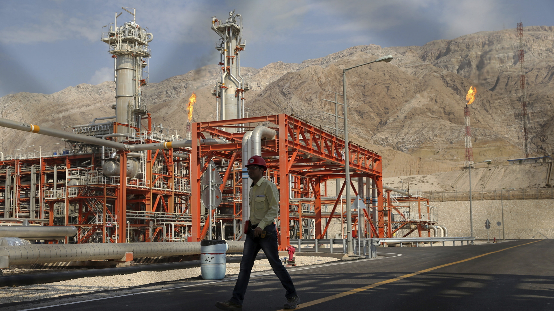 Mann geht über eine Raffinerie auf dem Gasförderfeld South Pars bei Asalouyeh (Iran)